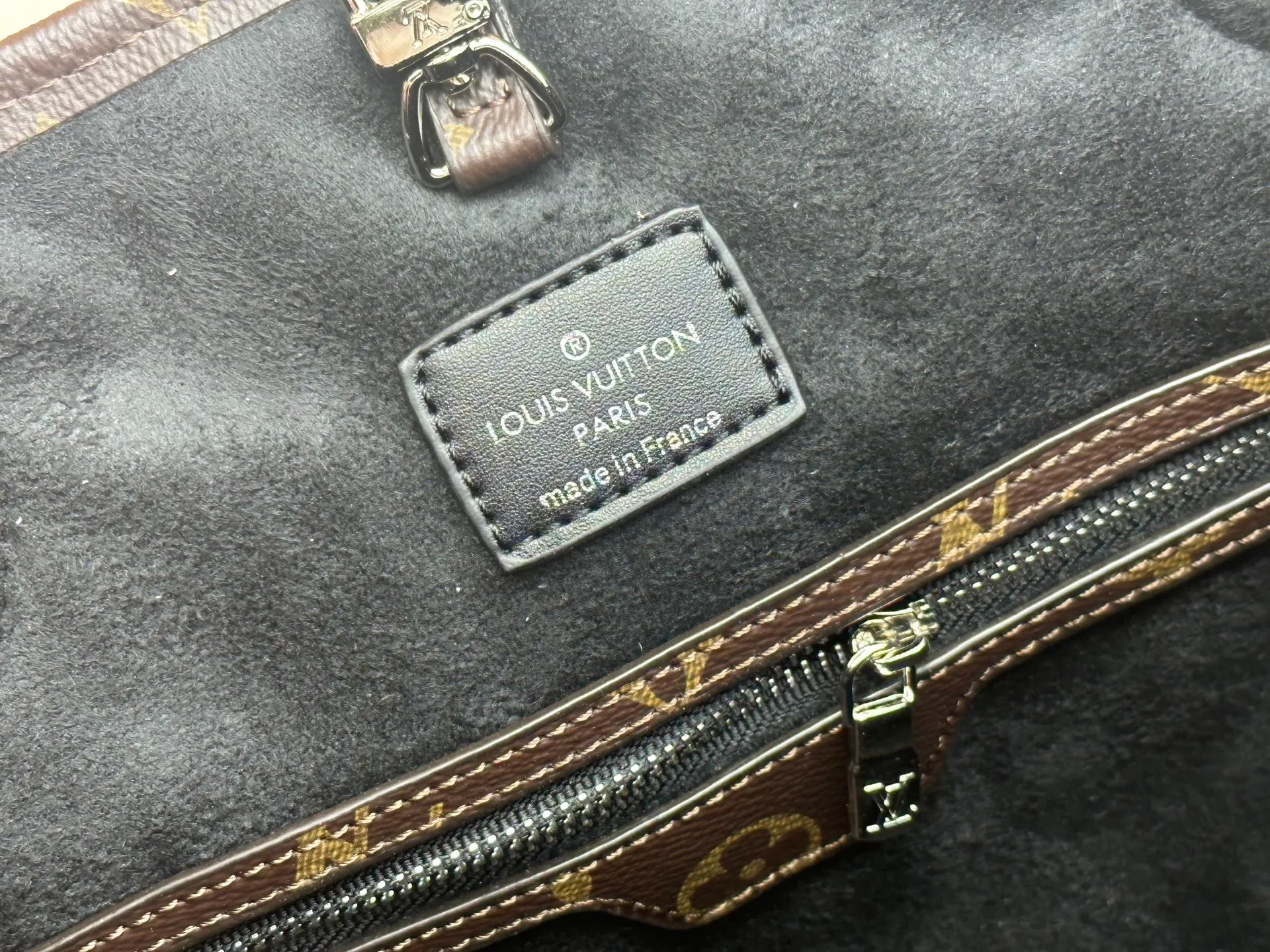 P280 Upgraded original M14210 M45686 M46649 M58907 M46329 M21579 M45685 M46676 M40995 This Neverfull medium handbag uses embossing and printing processes to depict the Monogram pattern on the cow leather. Tighten the side straps and the tote instantly transforms into an elegant urban handbag; the long handle makes it easy to carry over the shoulder or elbow. 31.0 x 28.0 x 14.0 cm (length x height x width)