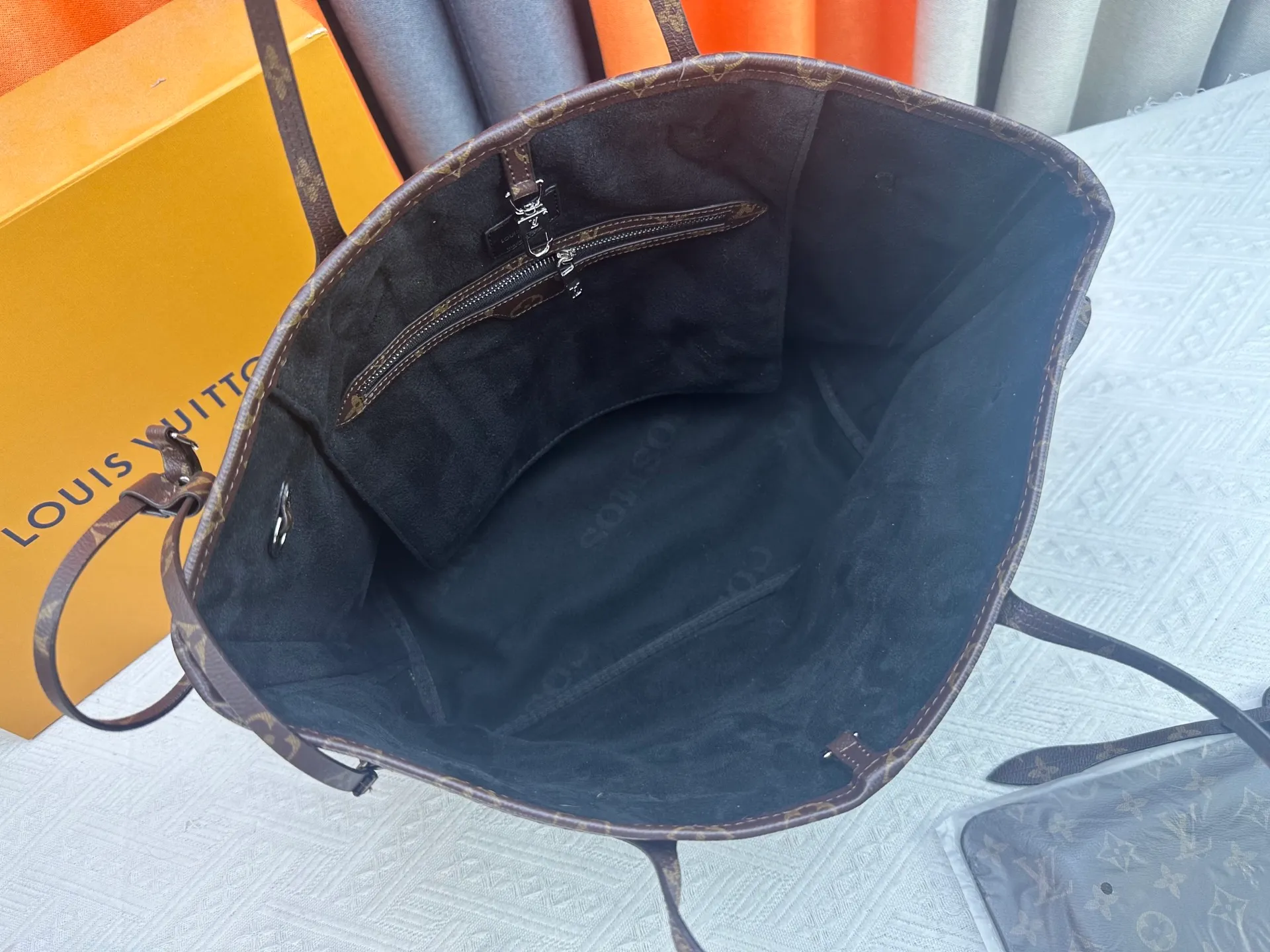 P280 Upgraded original M14210 M45686 M46649 M58907 M46329 M21579 M45685 M46676 M40995 This Neverfull medium handbag uses embossing and printing processes to depict the Monogram pattern on the cow leather. Tighten the side straps and the tote instantly transforms into an elegant urban handbag; the long handle makes it easy to carry over the shoulder or elbow. 31.0 x 28.0 x 14.0 cm (length x height x width)
