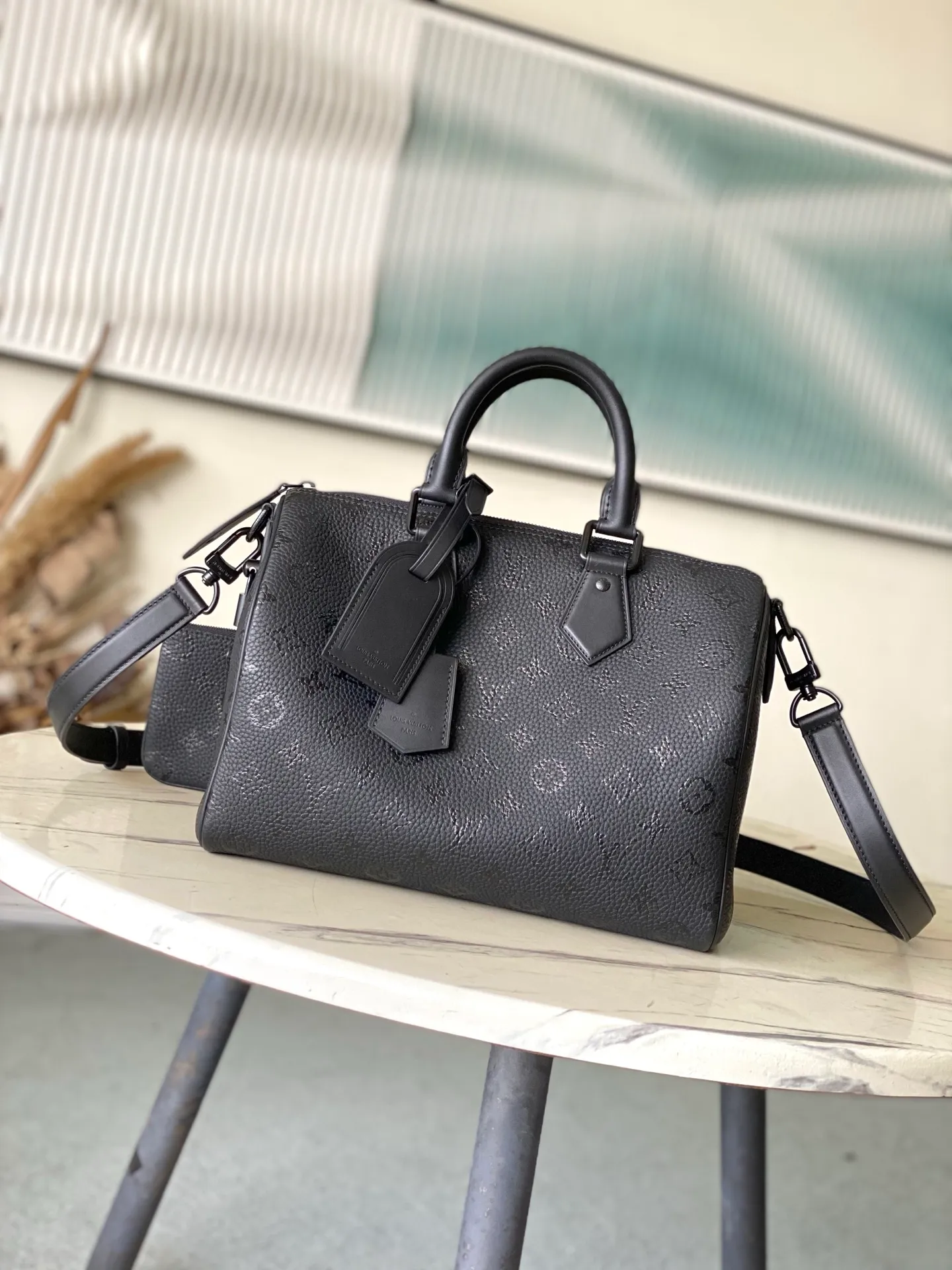💰1840 (top-grain leather) top-quality original M24435 black. This Speedy Bandoulière 30 Monogram Leather handbag is made of soft cow leather and uses a Monogram pattern to reproduce the sophisticated look and feel of canvas printing. Dazzling metal hardware, sheepskin lining and nameplate all reflect Creative Director Pharrell Williams' relentless attention to detail. 30 x 17 x 21 cm (length x height x width)
