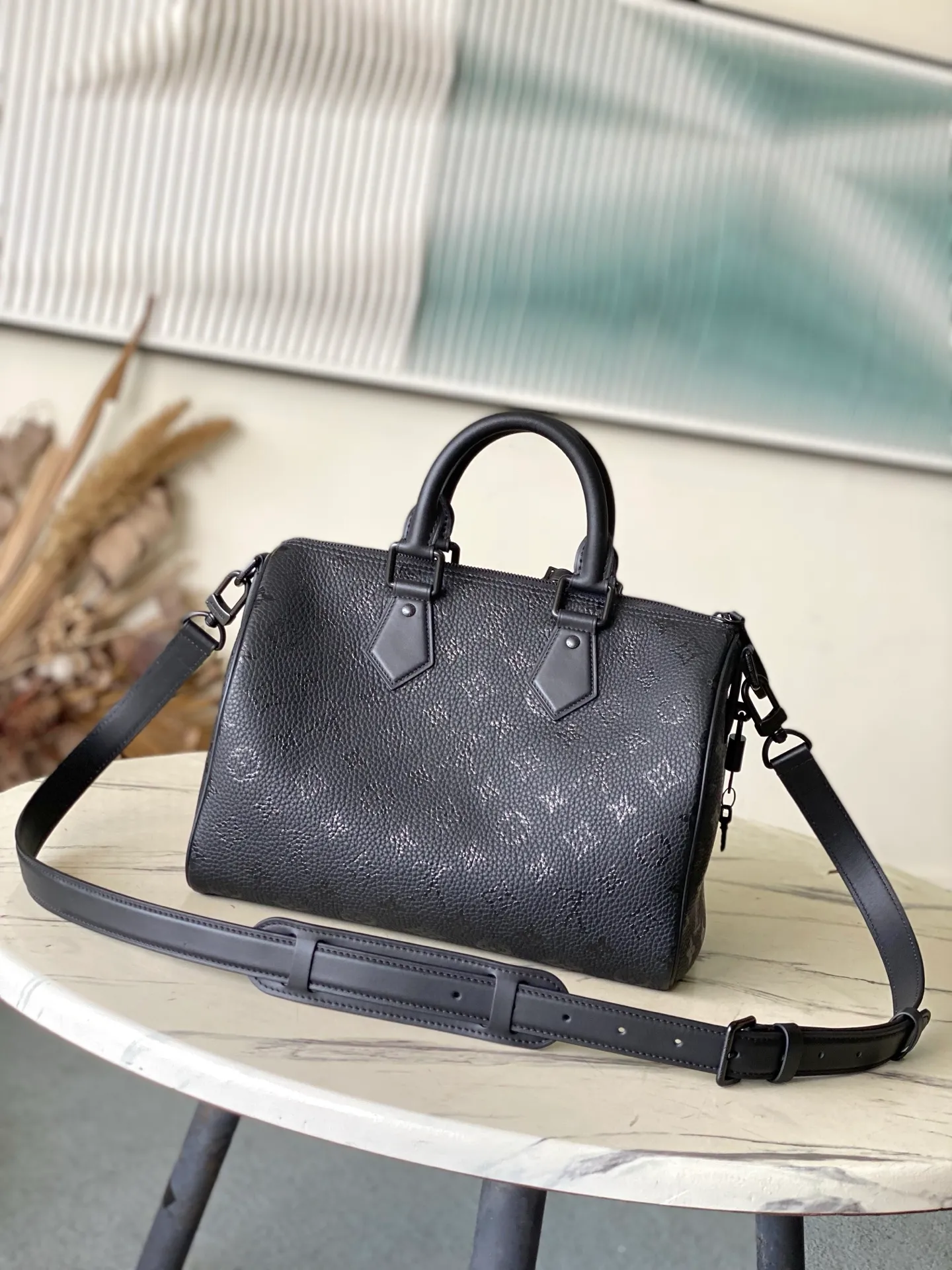 💰1840 (top-grain leather) top-quality original M24435 black. This Speedy Bandoulière 30 Monogram Leather handbag is made of soft cow leather and uses a Monogram pattern to reproduce the sophisticated look and feel of canvas printing. Dazzling metal hardware, sheepskin lining and nameplate all reflect Creative Director Pharrell Williams' relentless attention to detail. 30 x 17 x 21 cm (length x height x width)