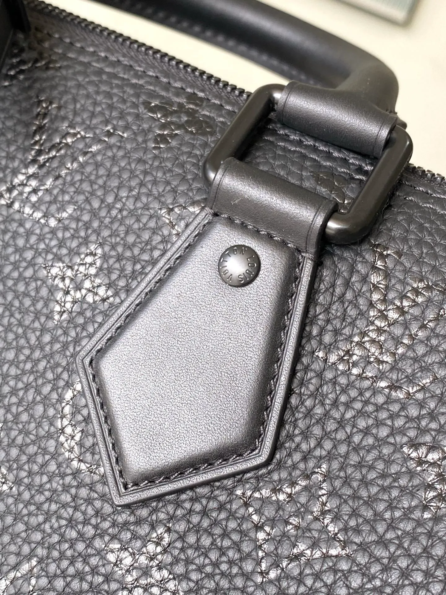 💰1840 (top-grain leather) top-quality original M24435 black. This Speedy Bandoulière 30 Monogram Leather handbag is made of soft cow leather and uses a Monogram pattern to reproduce the sophisticated look and feel of canvas printing. Dazzling metal hardware, sheepskin lining and nameplate all reflect Creative Director Pharrell Williams' relentless attention to detail. 30 x 17 x 21 cm (length x height x width)