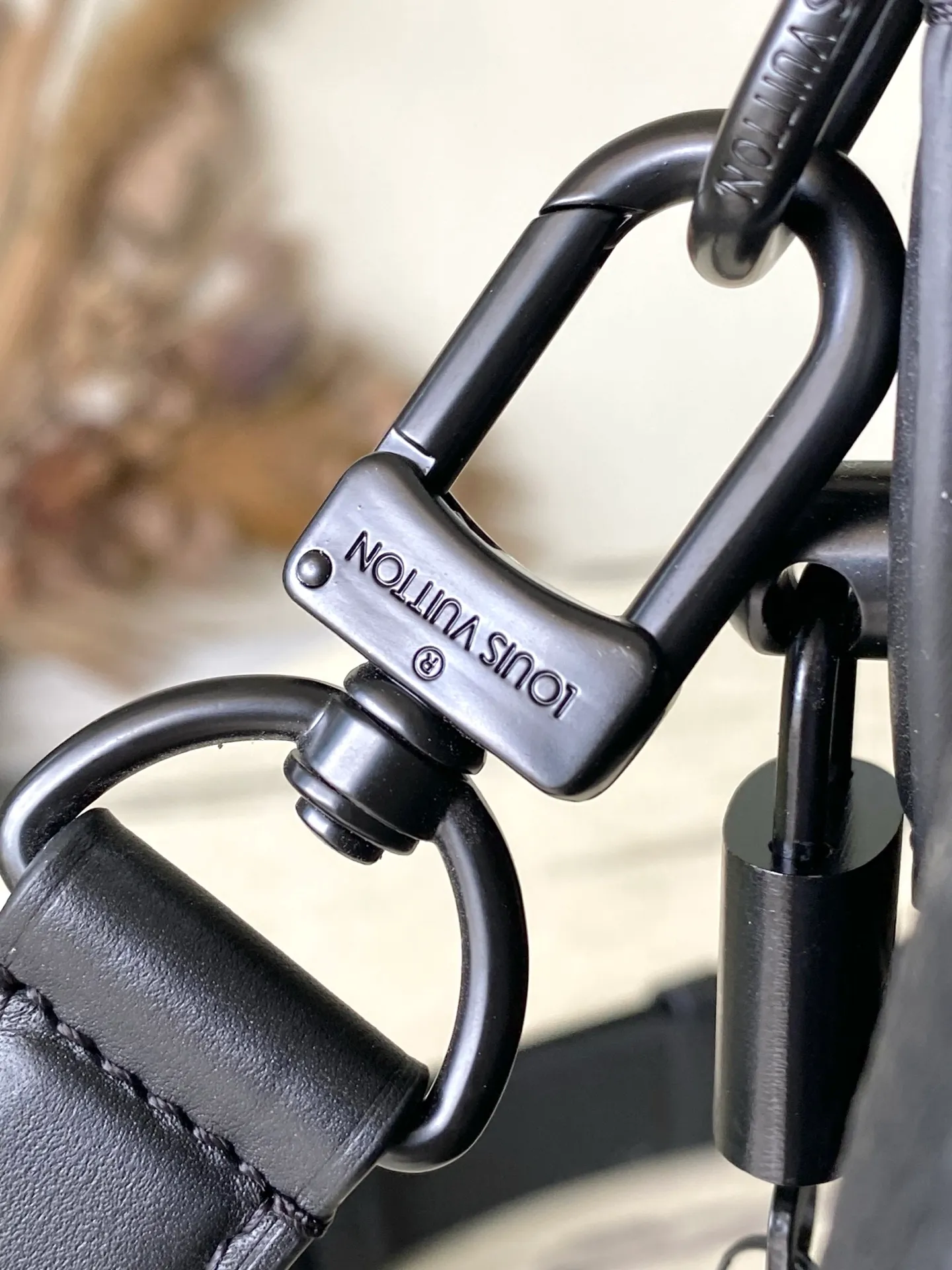 💰1840 (top-grain leather) top-quality original M24435 black. This Speedy Bandoulière 30 Monogram Leather handbag is made of soft cow leather and uses a Monogram pattern to reproduce the sophisticated look and feel of canvas printing. Dazzling metal hardware, sheepskin lining and nameplate all reflect Creative Director Pharrell Williams' relentless attention to detail. 30 x 17 x 21 cm (length x height x width)