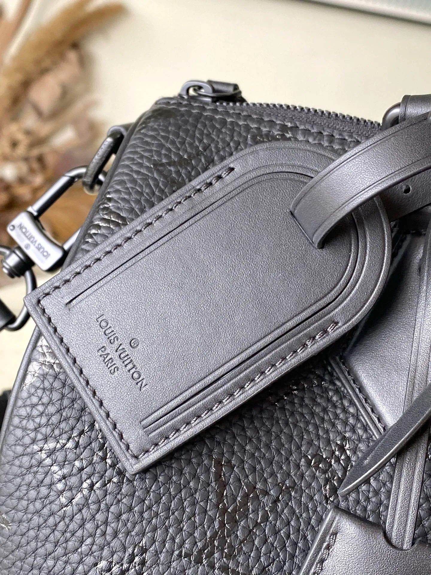 💰1840 (top-grain leather) top-quality original M24435 black. This Speedy Bandoulière 30 Monogram Leather handbag is made of soft cow leather and uses a Monogram pattern to reproduce the sophisticated look and feel of canvas printing. Dazzling metal hardware, sheepskin lining and nameplate all reflect Creative Director Pharrell Williams' relentless attention to detail. 30 x 17 x 21 cm (length x height x width)