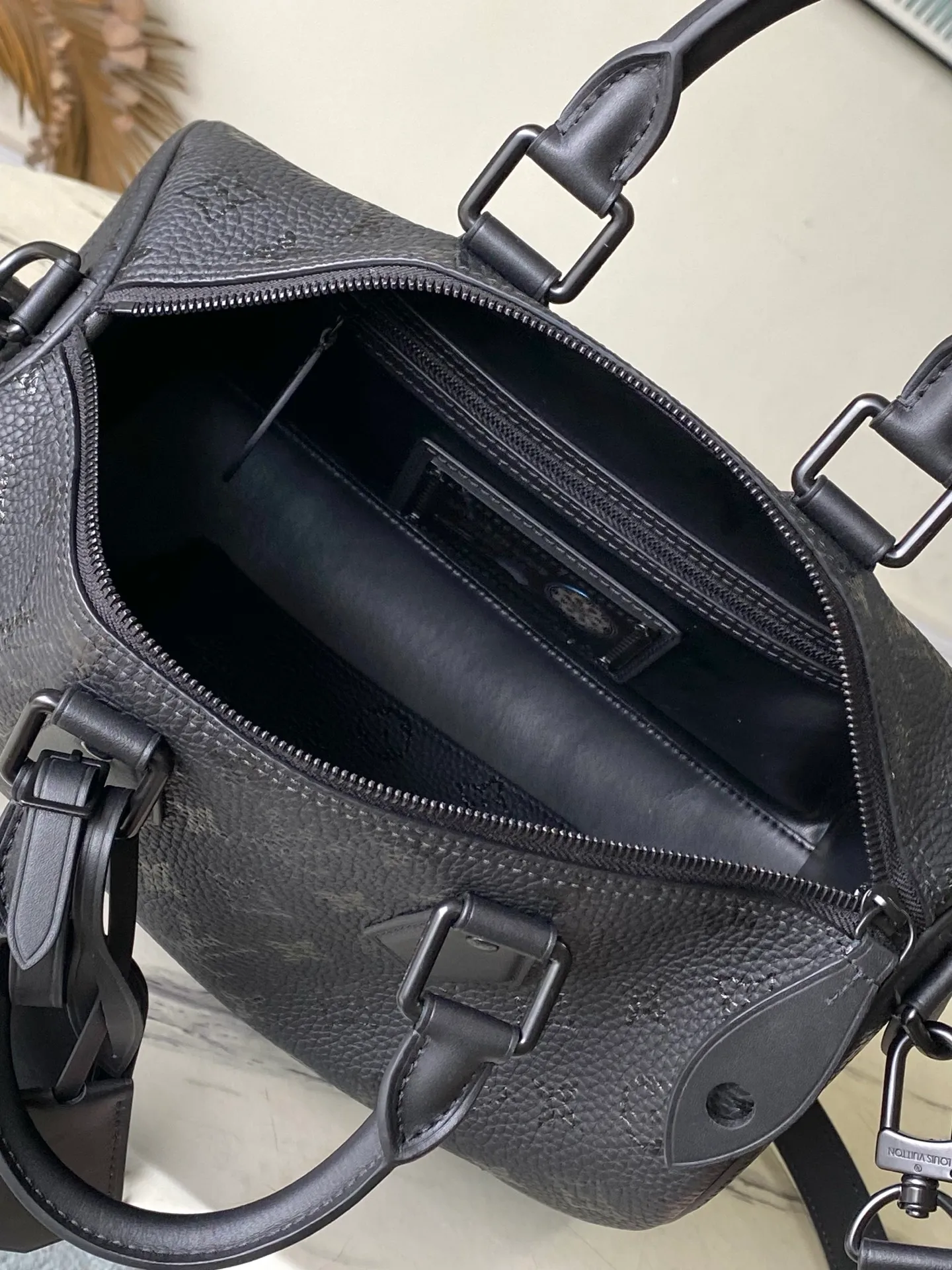 💰1840 (top-grain leather) top-quality original M24435 black. This Speedy Bandoulière 30 Monogram Leather handbag is made of soft cow leather and uses a Monogram pattern to reproduce the sophisticated look and feel of canvas printing. Dazzling metal hardware, sheepskin lining and nameplate all reflect Creative Director Pharrell Williams' relentless attention to detail. 30 x 17 x 21 cm (length x height x width)