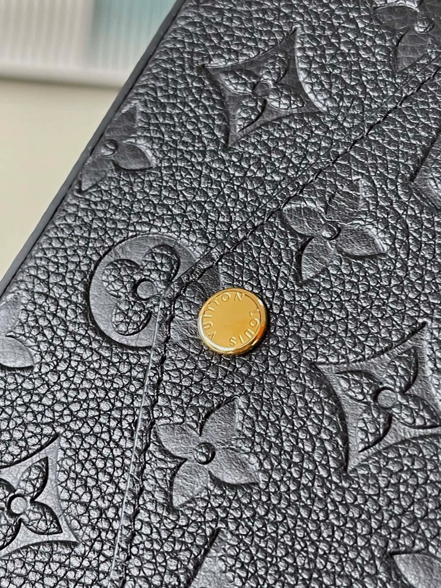 💰740 (top layer leather) top original order M64064 black. Support counter inspection. Photos taken of duty-free goods are consistent with the product without unpacking. This product is an exclusive duty-free product in the market and is the highest-end product. Inspection is supported. This product has passed strict inspection and is flawless. Please wear gloves when touching the product. This product is not returnable or exchangeable. Please confirm the product first and then remove the label on the handle. This product is temporarily not open to the public, only regular customers, and is in short supply. Dimensions: 25 x 14.5 x 4.5 cm