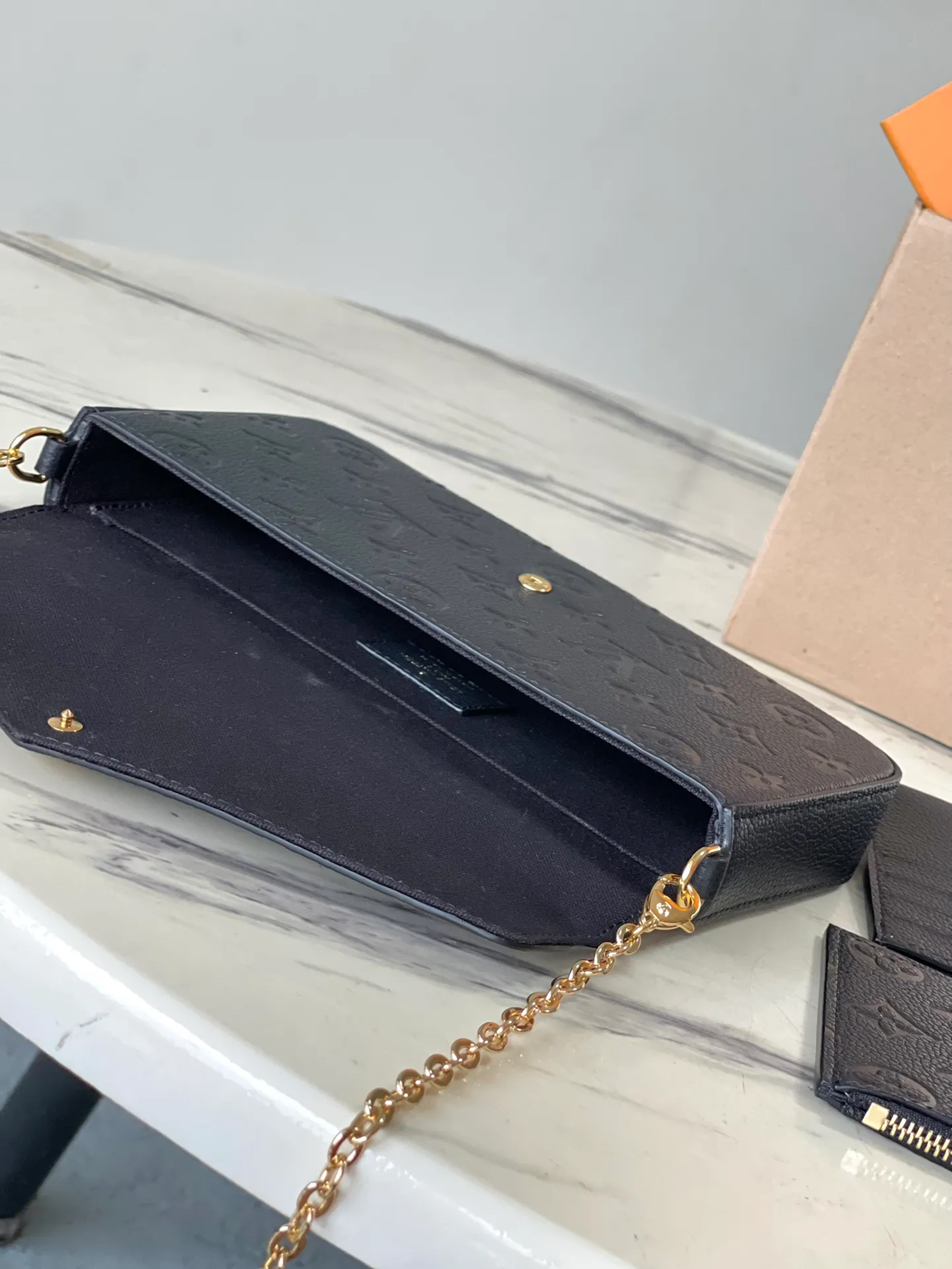 💰740 (top layer leather) top original order M64064 black. Support counter inspection. Photos taken of duty-free goods are consistent with the product without unpacking. This product is an exclusive duty-free product in the market and is the highest-end product. Inspection is supported. This product has passed strict inspection and is flawless. Please wear gloves when touching the product. This product is not returnable or exchangeable. Please confirm the product first and then remove the label on the handle. This product is temporarily not open to the public, only regular customers, and is in short supply. Dimensions: 25 x 14.5 x 4.5 cm