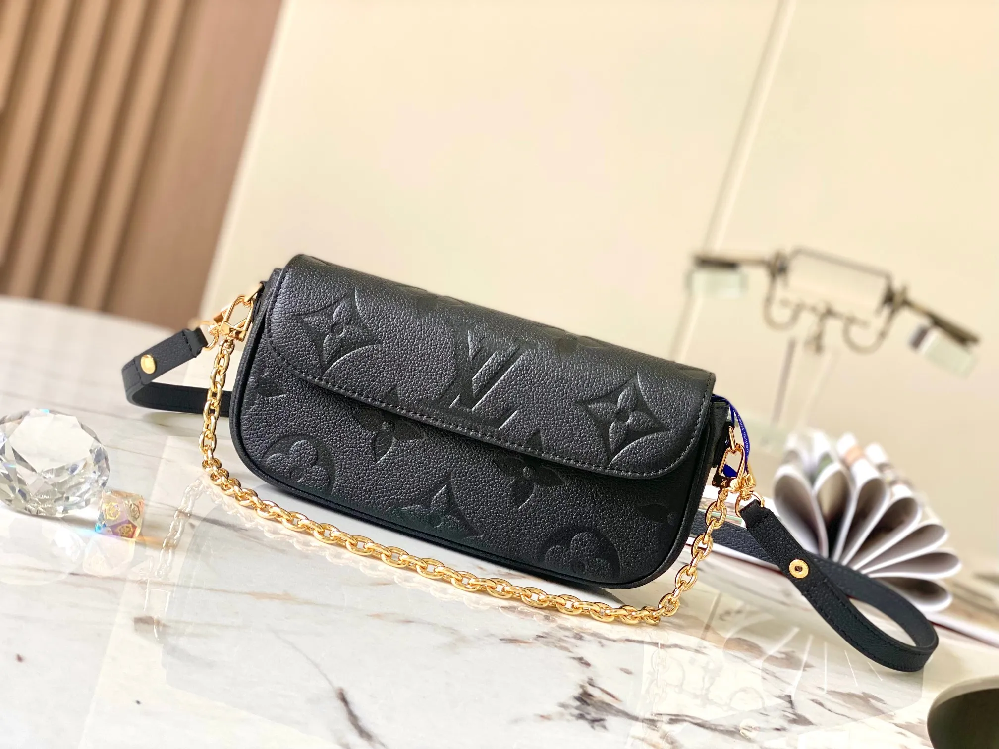 P1360 [Original leather 💋M82211 black embossed] Wallet On Chain handbag is made of Monogram canvas, inspired by the Sac Recoleta handbag of the 2000s. Full leather embossed chain horizontal woc small shoulder bag oo[handshake][handshake] card compartment and zipper inner pocket can accommodate daily needs, the chain and adjustable leather shoulder strap are detachable, allowing long and short shoulder and cross-body options. Detailed features: 23.5 x 12 x 4.3 cm (length x height x width)