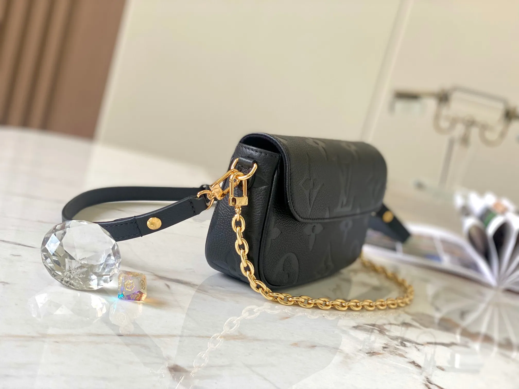 P1360 [Original leather 💋M82211 black embossed] Wallet On Chain handbag is made of Monogram canvas, inspired by the Sac Recoleta handbag of the 2000s. Full leather embossed chain horizontal woc small shoulder bag oo[handshake][handshake] card compartment and zipper inner pocket can accommodate daily needs, the chain and adjustable leather shoulder strap are detachable, allowing long and short shoulder and cross-body options. Detailed features: 23.5 x 12 x 4.3 cm (length x height x width)