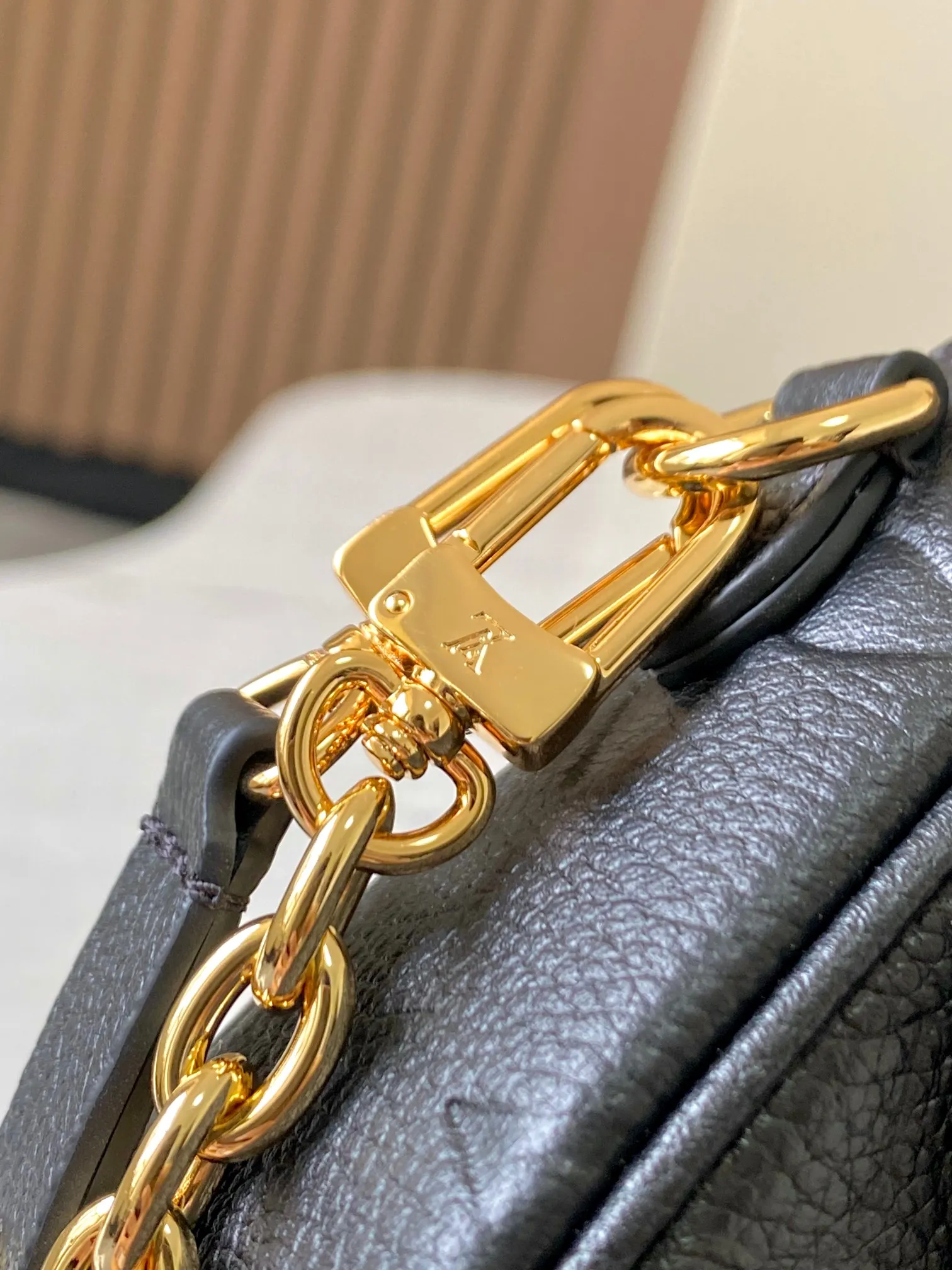 P1360 [Original leather 💋M82211 black embossed] Wallet On Chain handbag is made of Monogram canvas, inspired by the Sac Recoleta handbag of the 2000s. Full leather embossed chain horizontal woc small shoulder bag oo[handshake][handshake] card compartment and zipper inner pocket can accommodate daily needs, the chain and adjustable leather shoulder strap are detachable, allowing long and short shoulder and cross-body options. Detailed features: 23.5 x 12 x 4.3 cm (length x height x width)