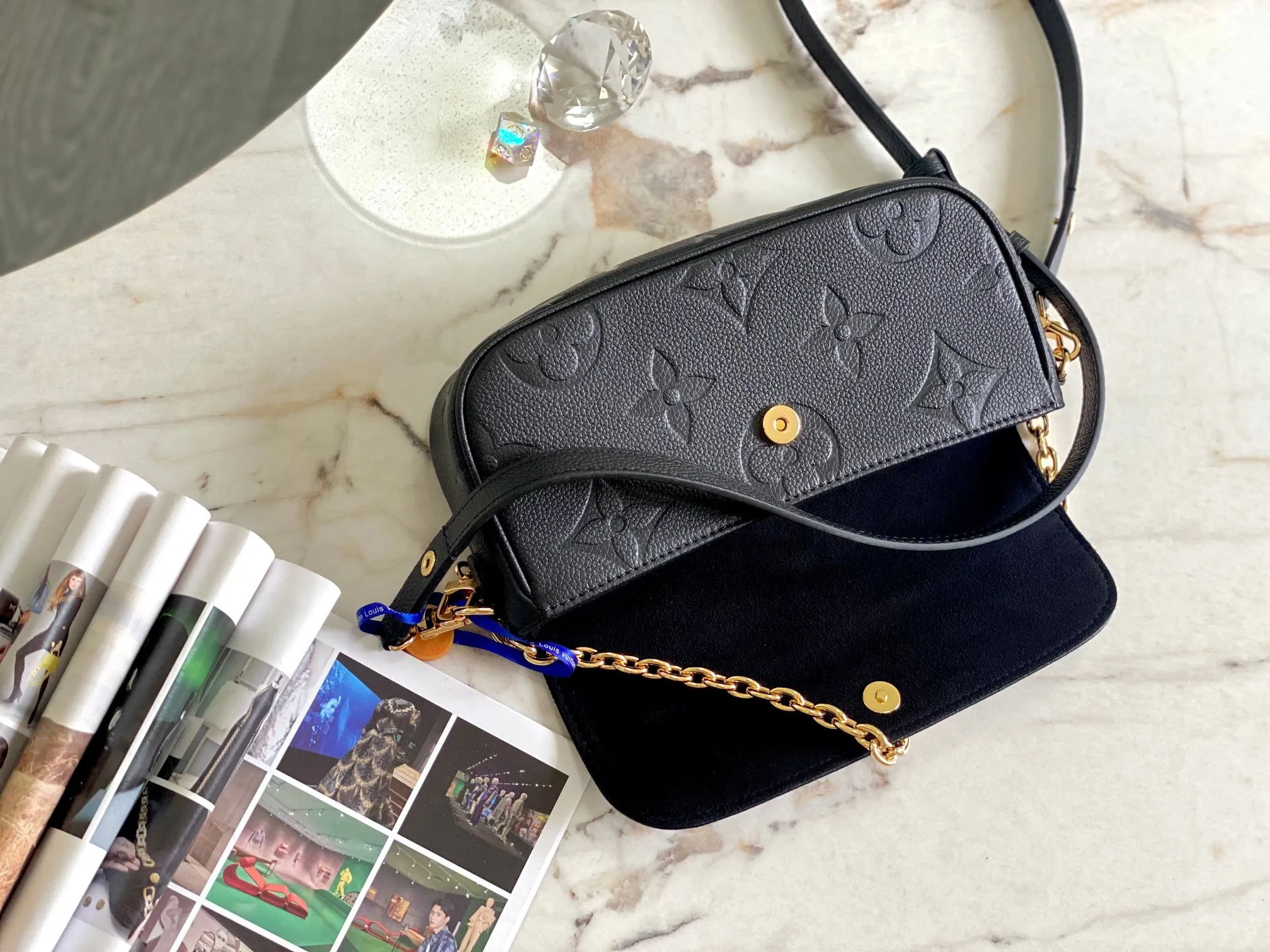 P1360 [Original leather 💋M82211 black embossed] Wallet On Chain handbag is made of Monogram canvas, inspired by the Sac Recoleta handbag of the 2000s. Full leather embossed chain horizontal woc small shoulder bag oo[handshake][handshake] card compartment and zipper inner pocket can accommodate daily needs, the chain and adjustable leather shoulder strap are detachable, allowing long and short shoulder and cross-body options. Detailed features: 23.5 x 12 x 4.3 cm (length x height x width)