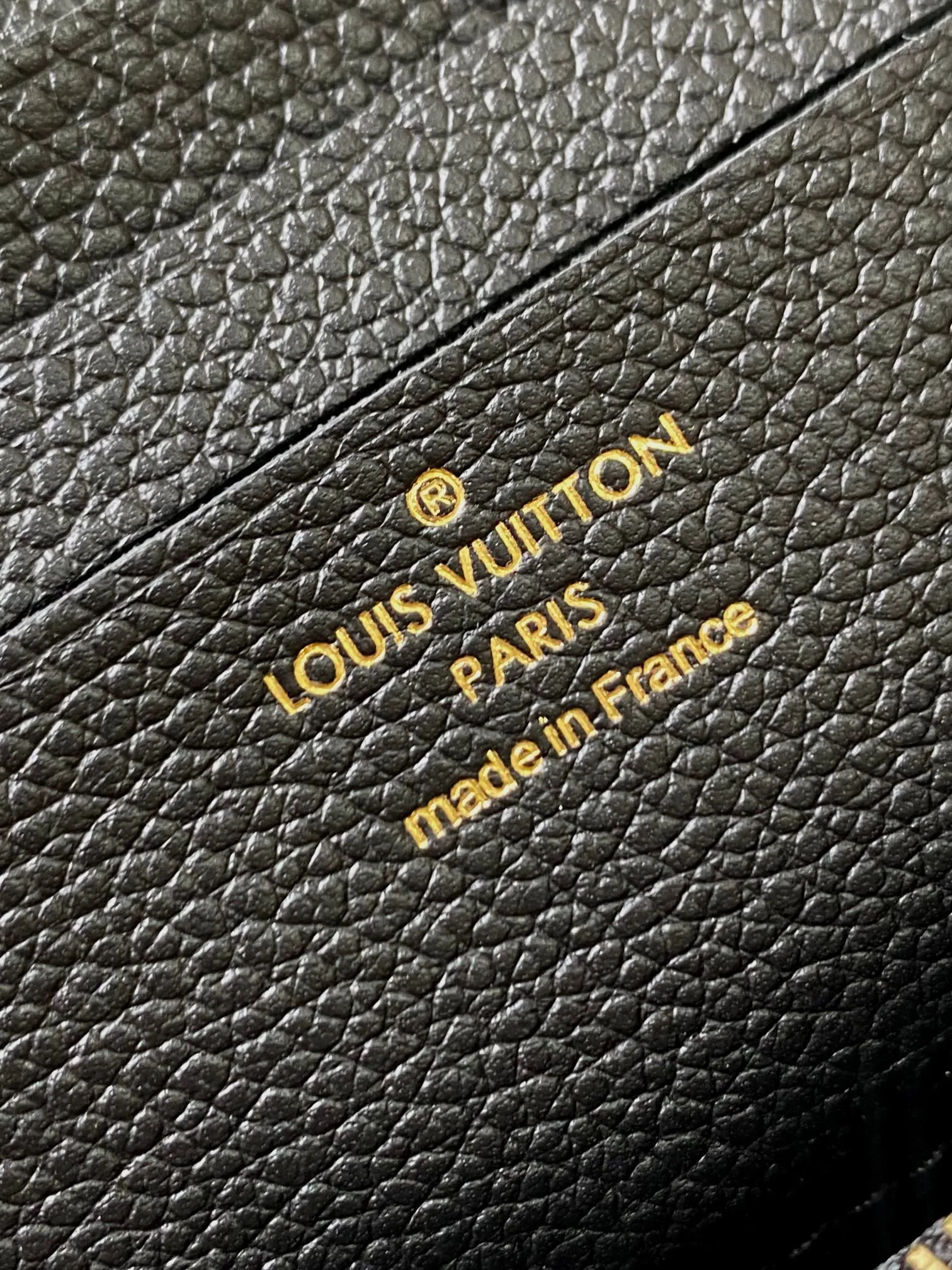 P1360 [Original leather 💋M82211 black embossed] Wallet On Chain handbag is made of Monogram canvas, inspired by the Sac Recoleta handbag of the 2000s. Full leather embossed chain horizontal woc small shoulder bag oo[handshake][handshake] card compartment and zipper inner pocket can accommodate daily needs, the chain and adjustable leather shoulder strap are detachable, allowing long and short shoulder and cross-body options. Detailed features: 23.5 x 12 x 4.3 cm (length x height x width)