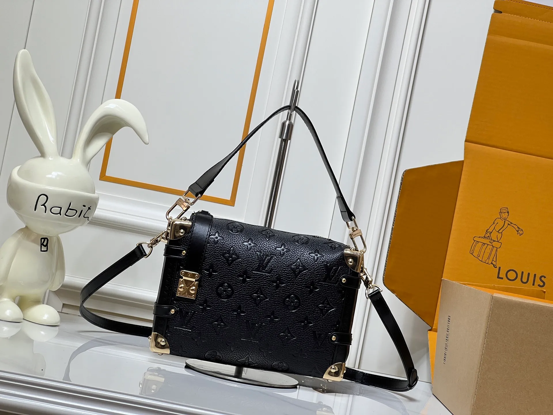 Batch 300💰M26304 M46358 continues to interpret Louis Vuitton’s box-making tradition in the 2025 autumn and winter series. The medium Sidle Trunk bag is crafted in signature Monogram Saga leather, with a vintage texture inspired by the classic trench coat worn by supermodel Freja Beha Erichsen in her debut show for Nicolas Ghesquiere. The design with multiple carrying methods makes it easy to switch between day and night situations, and it has both practical function and elegant temperament. Dimensions: 23.5x16x8.5cm