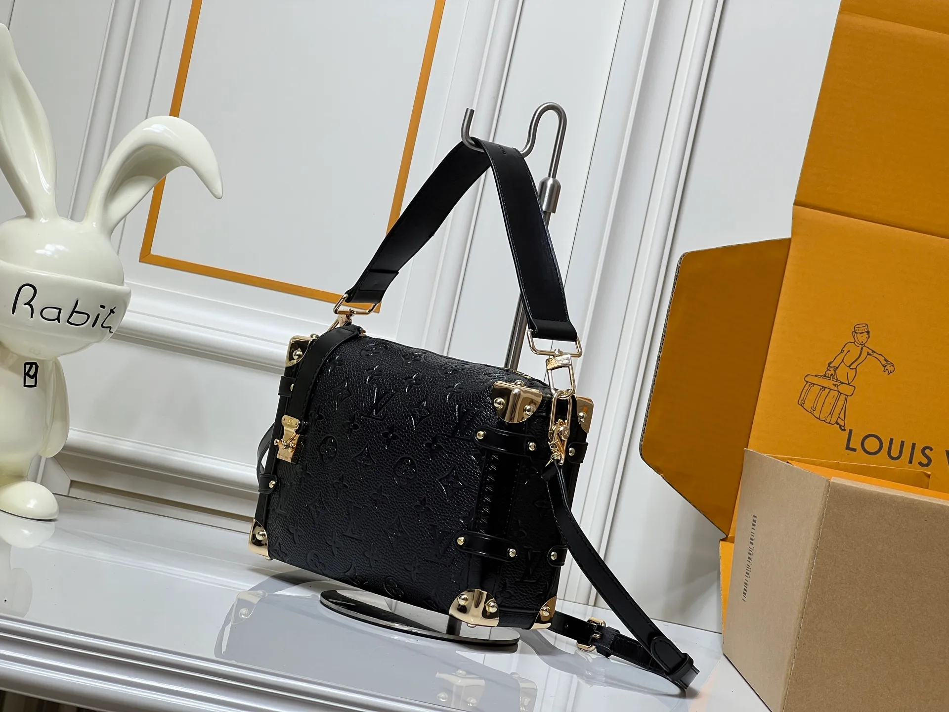 Batch 300💰M26304 M46358 continues to interpret Louis Vuitton’s box-making tradition in the 2025 autumn and winter series. The medium Sidle Trunk bag is crafted in signature Monogram Saga leather, with a vintage texture inspired by the classic trench coat worn by supermodel Freja Beha Erichsen in her debut show for Nicolas Ghesquiere. The design with multiple carrying methods makes it easy to switch between day and night situations, and it has both practical function and elegant temperament. Dimensions: 23.5x16x8.5cm
