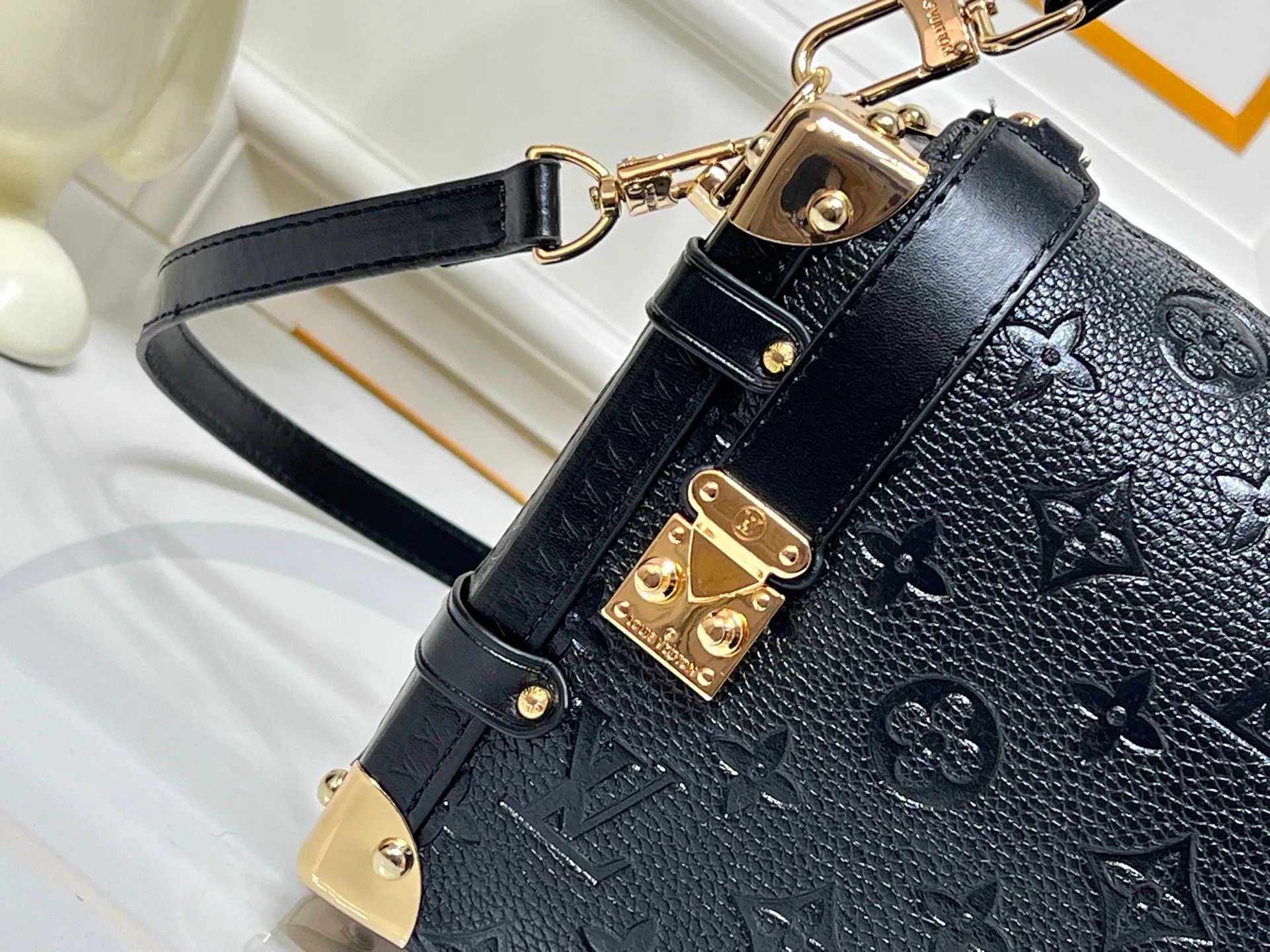 Batch 300💰M26304 M46358 continues to interpret Louis Vuitton’s box-making tradition in the 2025 autumn and winter series. The medium Sidle Trunk bag is crafted in signature Monogram Saga leather, with a vintage texture inspired by the classic trench coat worn by supermodel Freja Beha Erichsen in her debut show for Nicolas Ghesquiere. The design with multiple carrying methods makes it easy to switch between day and night situations, and it has both practical function and elegant temperament. Dimensions: 23.5x16x8.5cm