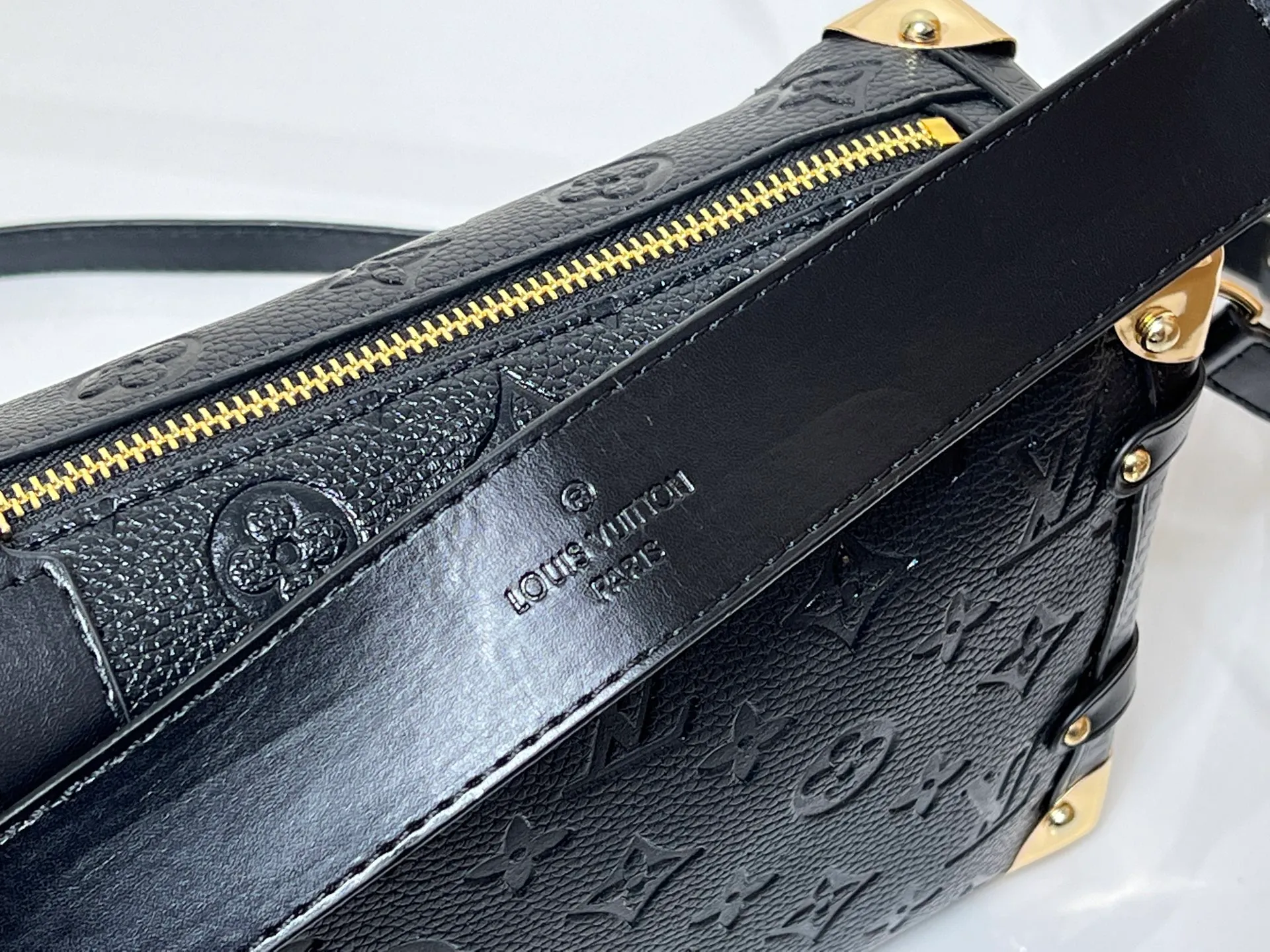 Batch 300💰M26304 M46358 continues to interpret Louis Vuitton’s box-making tradition in the 2025 autumn and winter series. The medium Sidle Trunk bag is crafted in signature Monogram Saga leather, with a vintage texture inspired by the classic trench coat worn by supermodel Freja Beha Erichsen in her debut show for Nicolas Ghesquiere. The design with multiple carrying methods makes it easy to switch between day and night situations, and it has both practical function and elegant temperament. Dimensions: 23.5x16x8.5cm