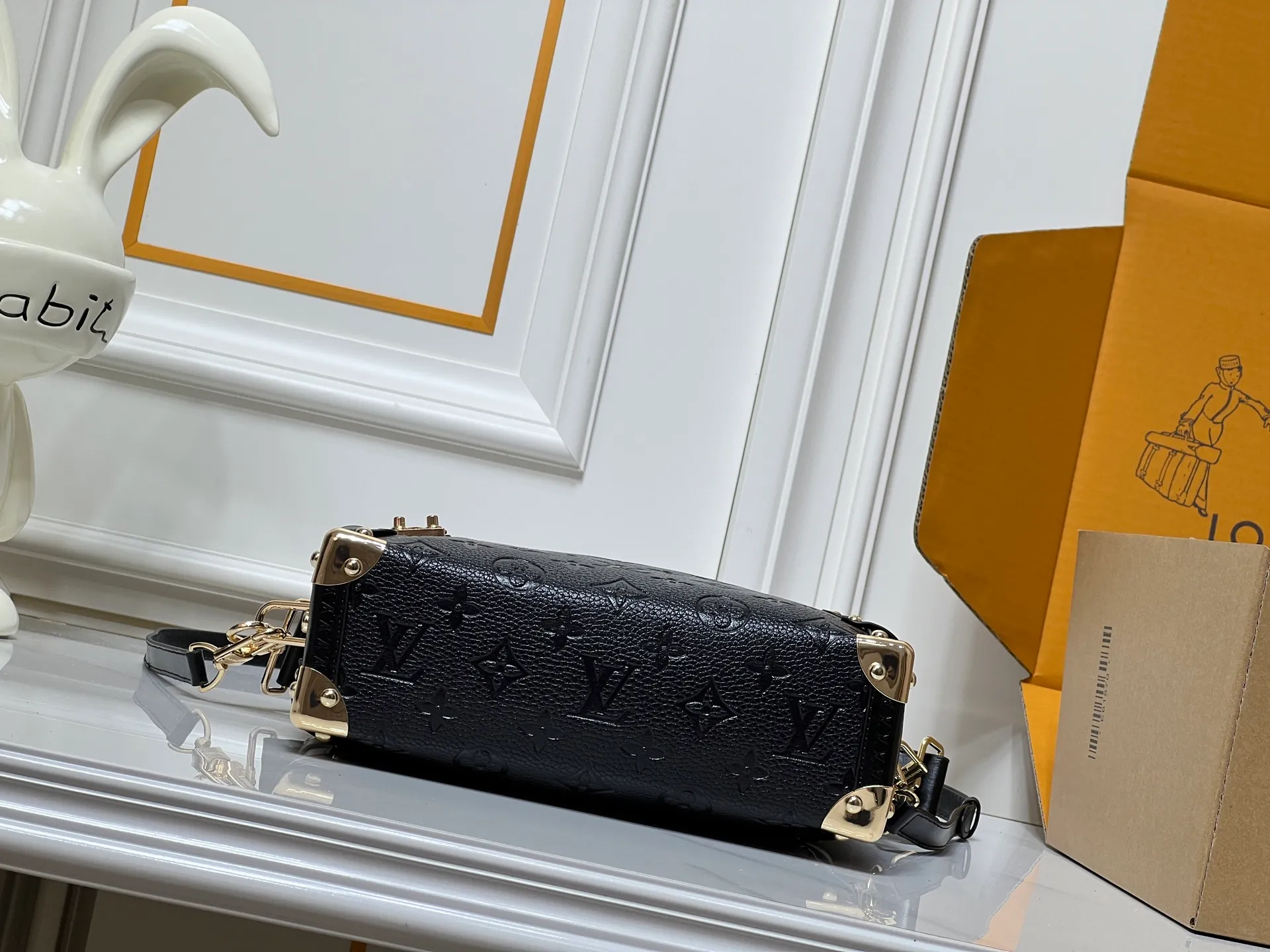 Batch 300💰M26304 M46358 continues to interpret Louis Vuitton’s box-making tradition in the 2025 autumn and winter series. The medium Sidle Trunk bag is crafted in signature Monogram Saga leather, with a vintage texture inspired by the classic trench coat worn by supermodel Freja Beha Erichsen in her debut show for Nicolas Ghesquiere. The design with multiple carrying methods makes it easy to switch between day and night situations, and it has both practical function and elegant temperament. Dimensions: 23.5x16x8.5cm