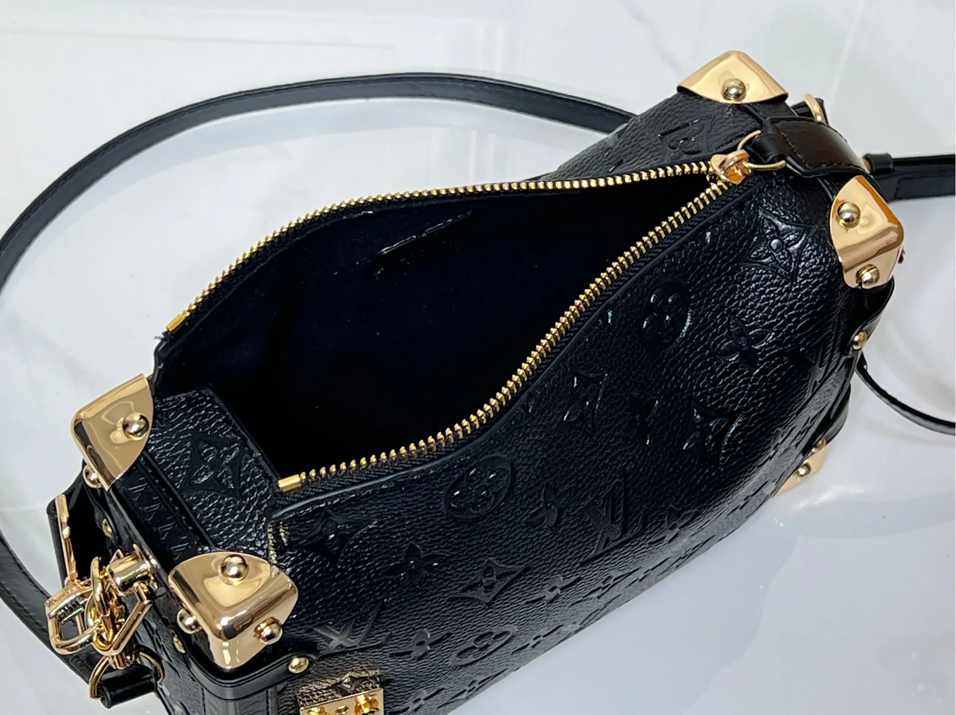 Batch 300💰M26304 M46358 continues to interpret Louis Vuitton’s box-making tradition in the 2025 autumn and winter series. The medium Sidle Trunk bag is crafted in signature Monogram Saga leather, with a vintage texture inspired by the classic trench coat worn by supermodel Freja Beha Erichsen in her debut show for Nicolas Ghesquiere. The design with multiple carrying methods makes it easy to switch between day and night situations, and it has both practical function and elegant temperament. Dimensions: 23.5x16x8.5cm