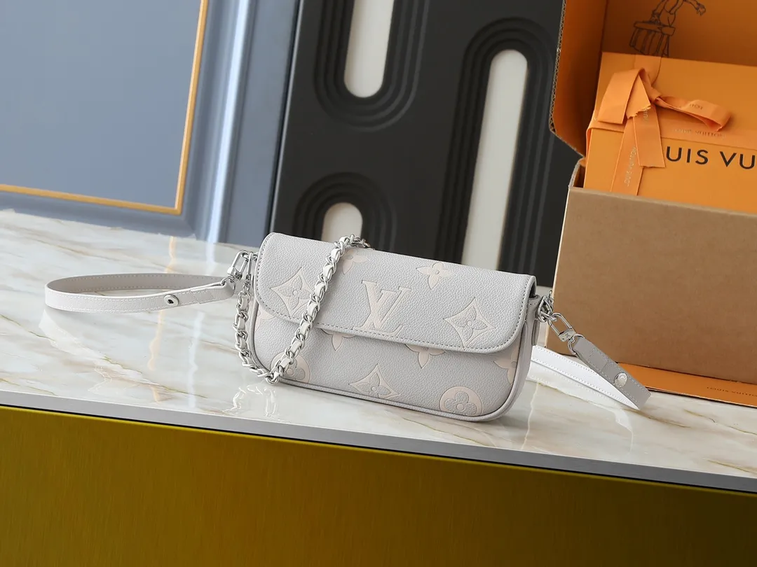 💰180💰Upgraded from the original M82211 M82210 M14225 M81911 This Wallet on Chain Ivy handbag is embossed with a large Monogram pattern on the surface of Monogram Empreinte grain leather, making it a trendy choice for daily travel and evening occasions. Cleverly using a short chain and a detachable and adjustable leather shoulder strap, it can be worn handheld, on the shoulder, or as a crossbody. Dimensions: 23.5 x 12.0 x 4.3 cm (length x height x width)
