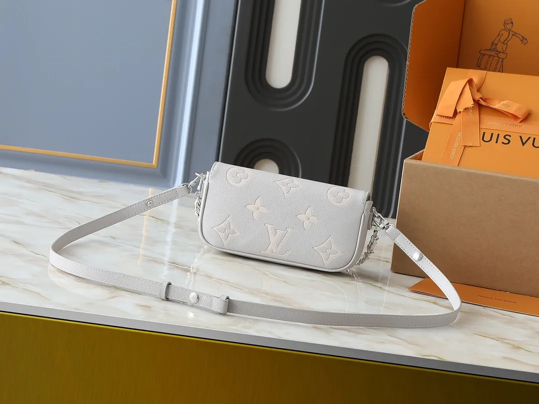 💰180💰Upgraded from the original M82211 M82210 M14225 M81911 This Wallet on Chain Ivy handbag is embossed with a large Monogram pattern on the surface of Monogram Empreinte grain leather, making it a trendy choice for daily travel and evening occasions. Cleverly using a short chain and a detachable and adjustable leather shoulder strap, it can be worn handheld, on the shoulder, or as a crossbody. Dimensions: 23.5 x 12.0 x 4.3 cm (length x height x width)