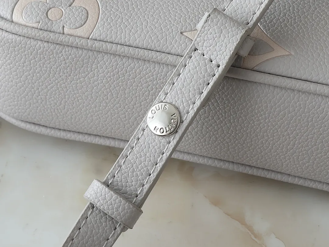 💰180💰Upgraded from the original M82211 M82210 M14225 M81911 This Wallet on Chain Ivy handbag is embossed with a large Monogram pattern on the surface of Monogram Empreinte grain leather, making it a trendy choice for daily travel and evening occasions. Cleverly using a short chain and a detachable and adjustable leather shoulder strap, it can be worn handheld, on the shoulder, or as a crossbody. Dimensions: 23.5 x 12.0 x 4.3 cm (length x height x width)