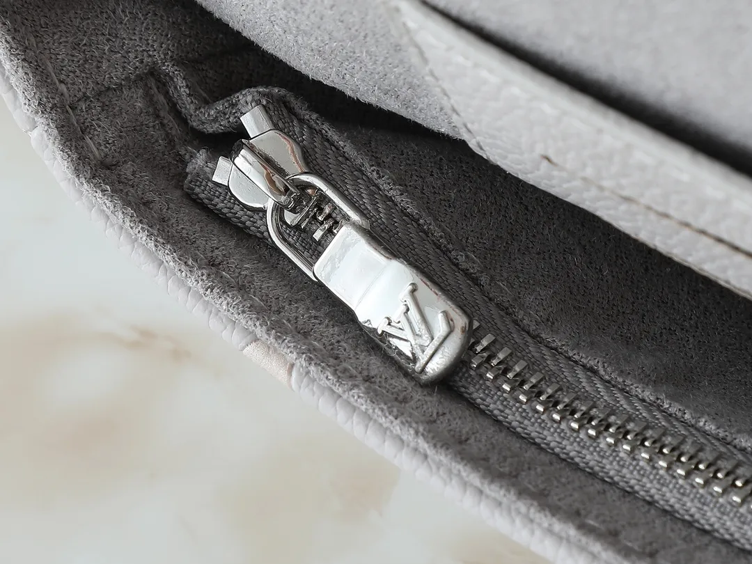 💰180💰Upgraded from the original M82211 M82210 M14225 M81911 This Wallet on Chain Ivy handbag is embossed with a large Monogram pattern on the surface of Monogram Empreinte grain leather, making it a trendy choice for daily travel and evening occasions. Cleverly using a short chain and a detachable and adjustable leather shoulder strap, it can be worn handheld, on the shoulder, or as a crossbody. Dimensions: 23.5 x 12.0 x 4.3 cm (length x height x width)