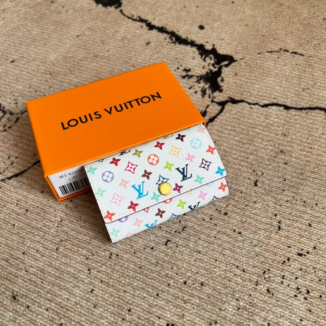 Factory price 300 Top original order M14092 white color key bag wallet series This key bag is from the Louis Vuitton x Murakami collaboration series, using Monogram Multicolor canvas to reinterpret the brand's classic elements in a fun way. The sober background features colorful prints inspired by Murakami's aesthetic, while the inner leather flap and interchangeable design add to the ingenious details. Features snap button closure. Size: 12X7X2cm.
