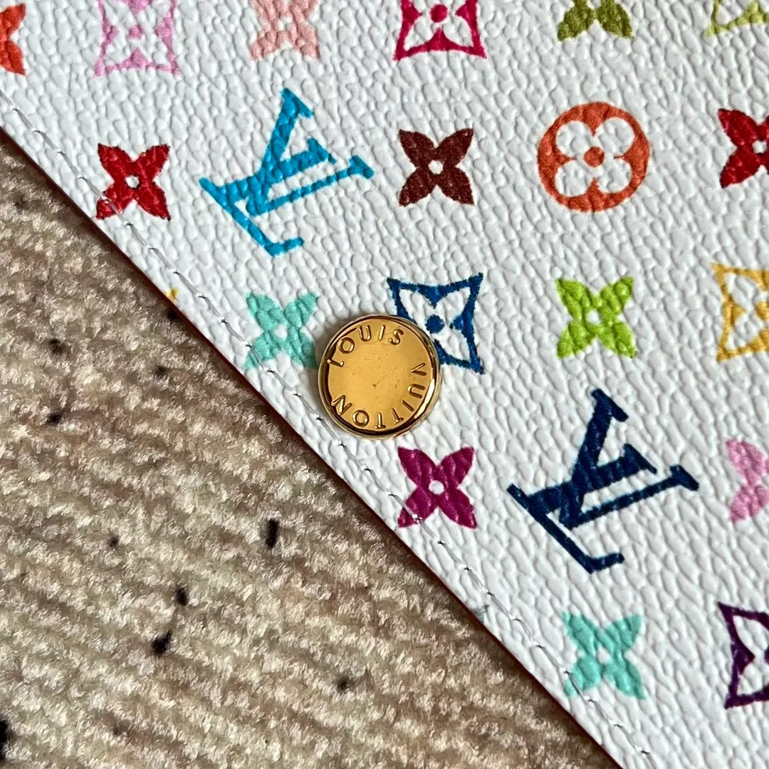 Factory price 300 Top original order M14092 white color key bag wallet series This key bag is from the Louis Vuitton x Murakami collaboration series, using Monogram Multicolor canvas to reinterpret the brand's classic elements in a fun way. The sober background features colorful prints inspired by Murakami's aesthetic, while the inner leather flap and interchangeable design add to the ingenious details. Features snap button closure. Size: 12X7X2cm.
