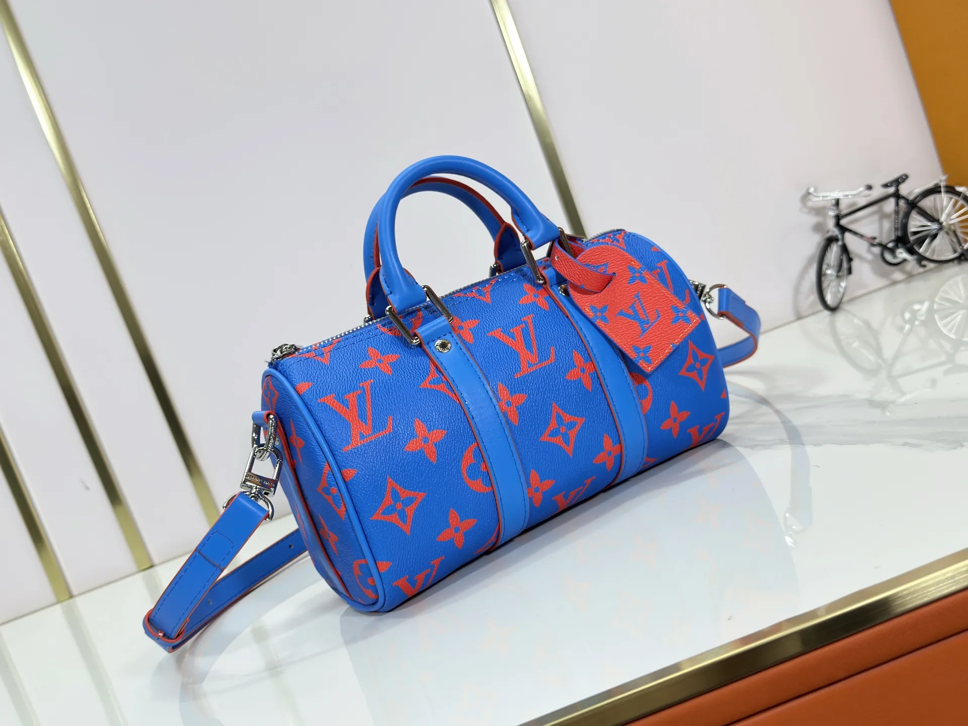 P240 Upgraded Original M14989 Fluorescent Blue, Gray M46271 Black Flower Pillow Bag This Keepall 25 handbag is made of Monogram Eclipse Reverse canvas, showing an elegant reinterpretation of Louis Vuitton's classic pattern. The reinforced straps and leather nameplate continue the iconic elements of the Keepall series, and the zipper closure keeps personal items safe and secure. Dimensions: 25.0 x 15.0 x 11.0cm (Length x Height x Width)