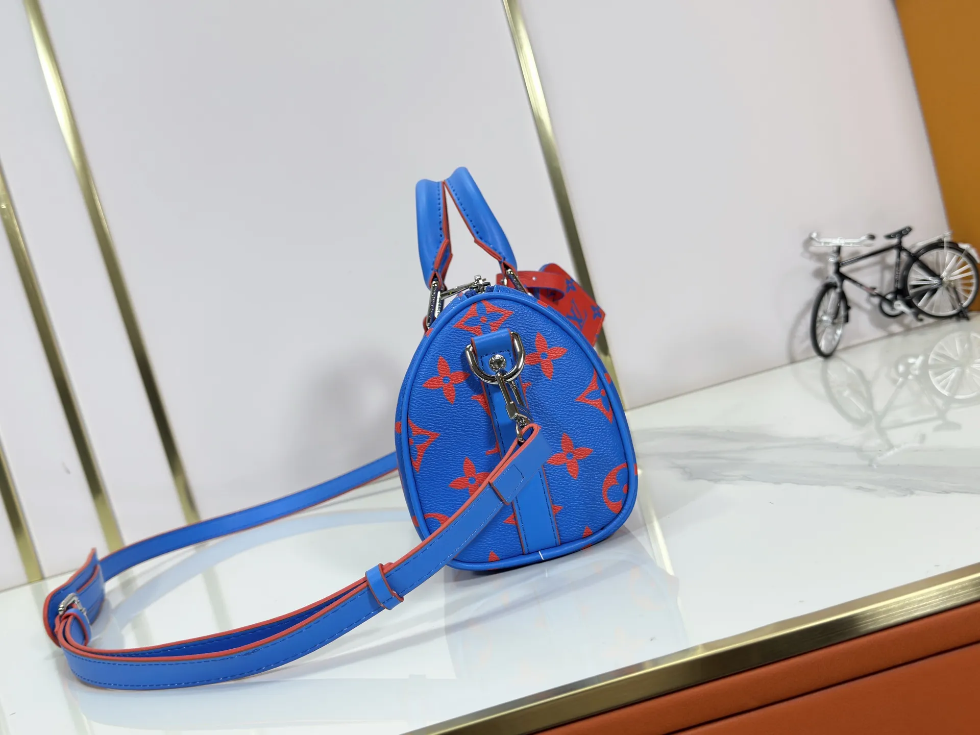 P240 Upgraded Original M14989 Fluorescent Blue, Gray M46271 Black Flower Pillow Bag This Keepall 25 handbag is made of Monogram Eclipse Reverse canvas, showing an elegant reinterpretation of Louis Vuitton's classic pattern. The reinforced straps and leather nameplate continue the iconic elements of the Keepall series, and the zipper closure keeps personal items safe and secure. Dimensions: 25.0 x 15.0 x 11.0cm (Length x Height x Width)