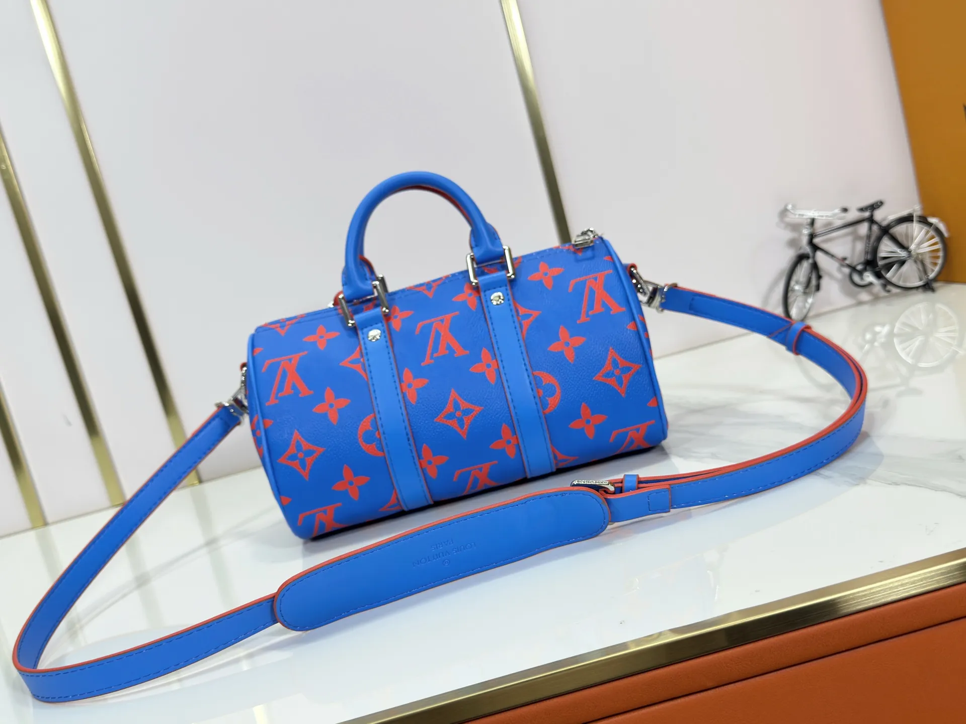 P240 Upgraded Original M14989 Fluorescent Blue, Gray M46271 Black Flower Pillow Bag This Keepall 25 handbag is made of Monogram Eclipse Reverse canvas, showing an elegant reinterpretation of Louis Vuitton's classic pattern. The reinforced straps and leather nameplate continue the iconic elements of the Keepall series, and the zipper closure keeps personal items safe and secure. Dimensions: 25.0 x 15.0 x 11.0cm (Length x Height x Width)