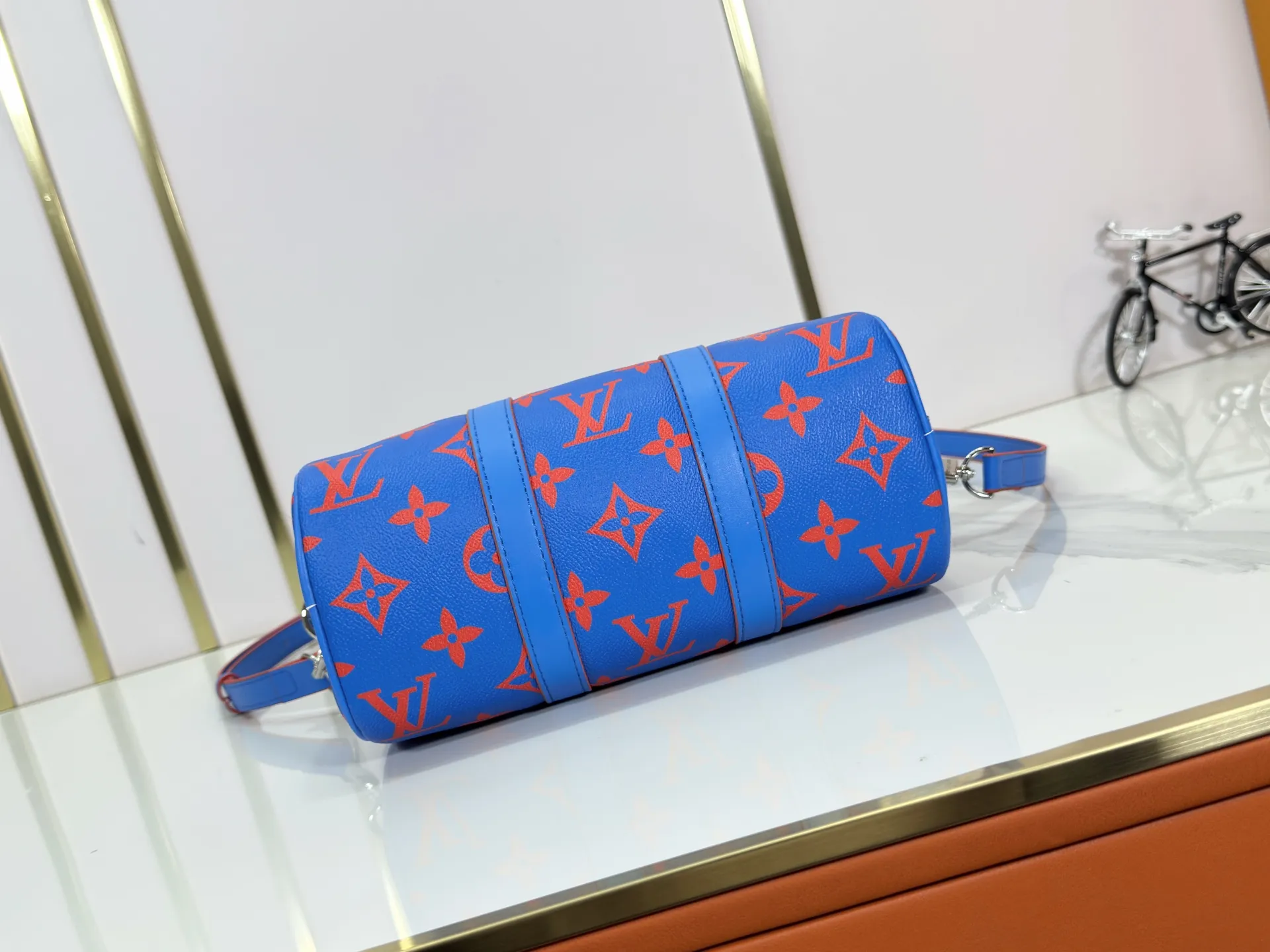 P240 Upgraded Original M14989 Fluorescent Blue, Gray M46271 Black Flower Pillow Bag This Keepall 25 handbag is made of Monogram Eclipse Reverse canvas, showing an elegant reinterpretation of Louis Vuitton's classic pattern. The reinforced straps and leather nameplate continue the iconic elements of the Keepall series, and the zipper closure keeps personal items safe and secure. Dimensions: 25.0 x 15.0 x 11.0cm (Length x Height x Width)