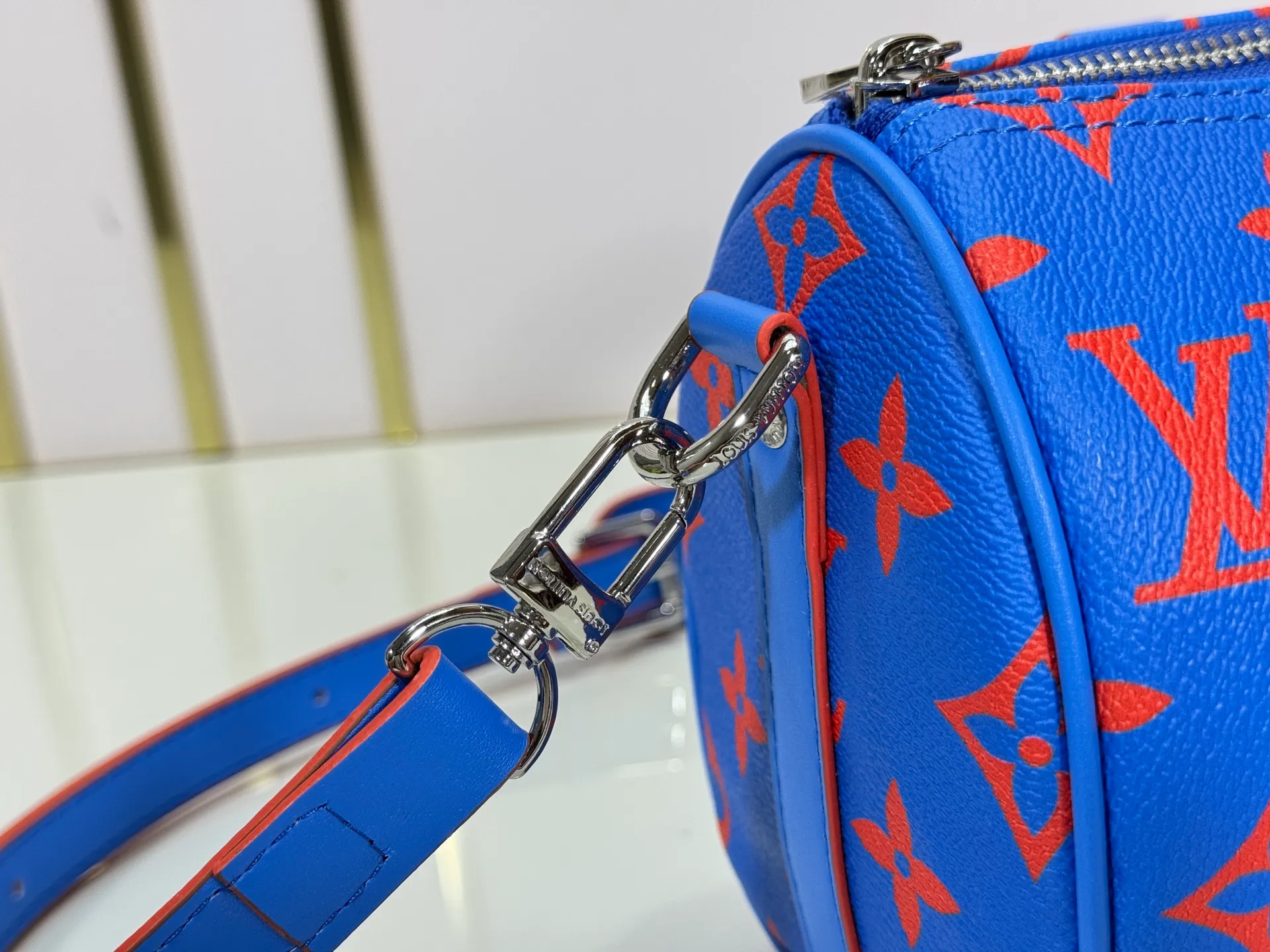 P240 Upgraded Original M14989 Fluorescent Blue, Gray M46271 Black Flower Pillow Bag This Keepall 25 handbag is made of Monogram Eclipse Reverse canvas, showing an elegant reinterpretation of Louis Vuitton's classic pattern. The reinforced straps and leather nameplate continue the iconic elements of the Keepall series, and the zipper closure keeps personal items safe and secure. Dimensions: 25.0 x 15.0 x 11.0cm (Length x Height x Width)