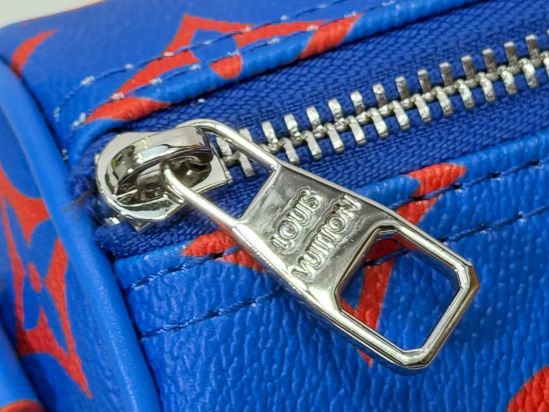 P240 Upgraded Original M14989 Fluorescent Blue, Gray M46271 Black Flower Pillow Bag This Keepall 25 handbag is made of Monogram Eclipse Reverse canvas, showing an elegant reinterpretation of Louis Vuitton's classic pattern. The reinforced straps and leather nameplate continue the iconic elements of the Keepall series, and the zipper closure keeps personal items safe and secure. Dimensions: 25.0 x 15.0 x 11.0cm (Length x Height x Width)
