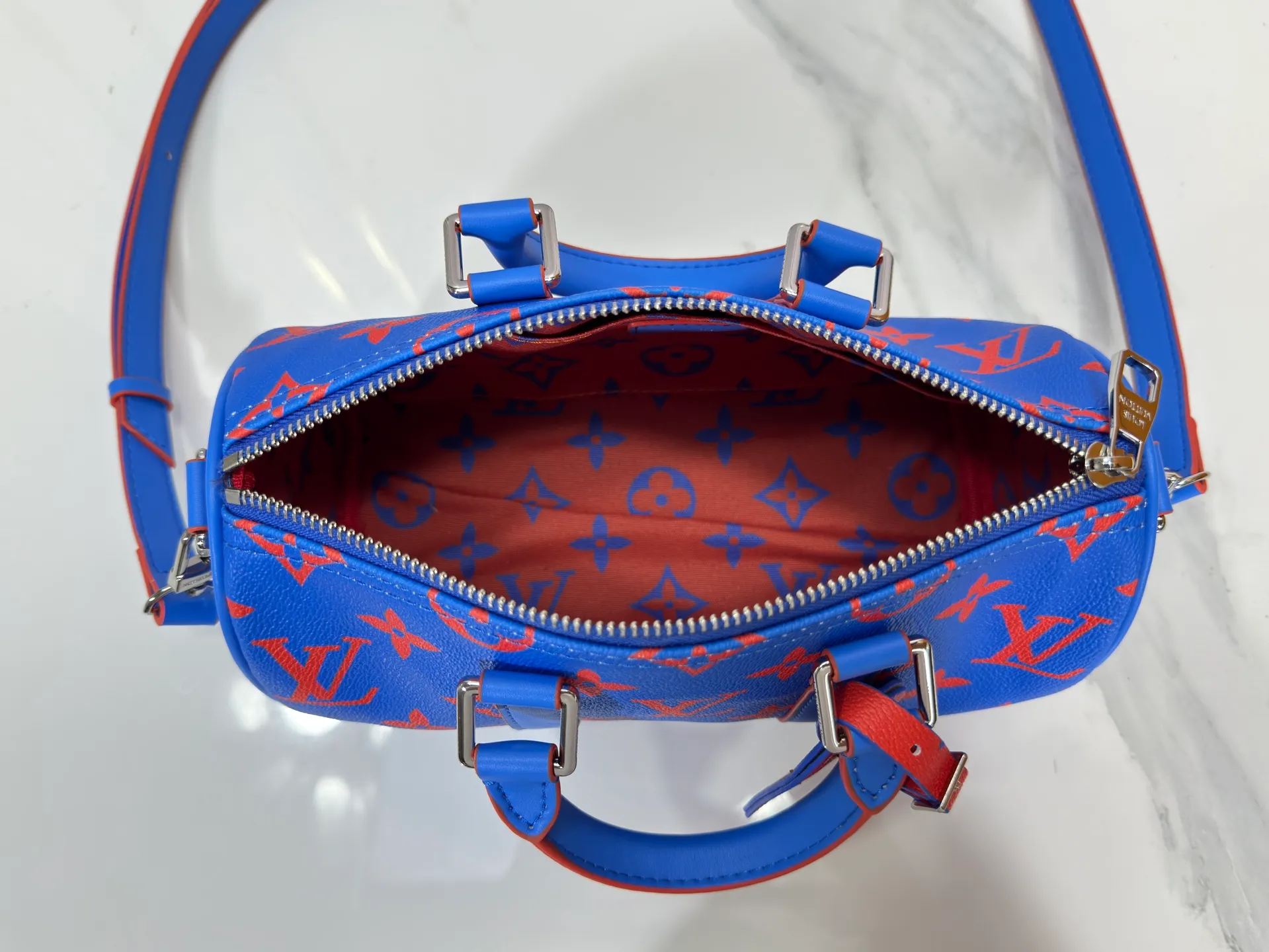 P240 Upgraded Original M14989 Fluorescent Blue, Gray M46271 Black Flower Pillow Bag This Keepall 25 handbag is made of Monogram Eclipse Reverse canvas, showing an elegant reinterpretation of Louis Vuitton's classic pattern. The reinforced straps and leather nameplate continue the iconic elements of the Keepall series, and the zipper closure keeps personal items safe and secure. Dimensions: 25.0 x 15.0 x 11.0cm (Length x Height x Width)
