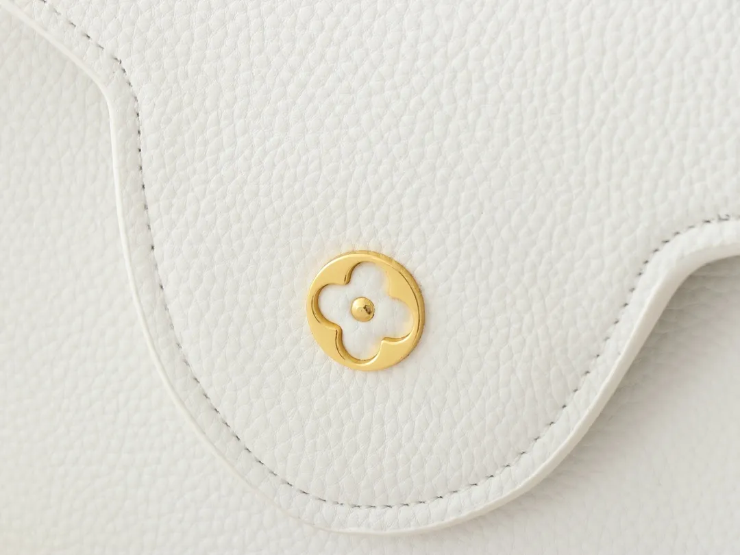 💰420💰Guangzhou goods Upgraded original M00014 M00013 M00015 [New size] This Capucines new size handbag shows soft beauty: Taurillon leather body with light-colored flap and top handle, enamel Monogram flower chain can also achieve a shoulder-carrying experience. Wear the slim leather strap to explore more styling possibilities. Dimensions 31.5 x 20 x 11 cm (length x height x width)