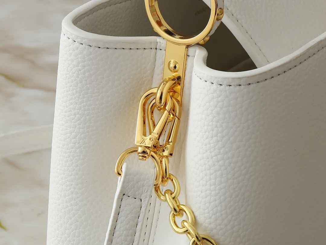 💰420💰Guangzhou goods Upgraded original M00014 M00013 M00015 [New size] This Capucines new size handbag shows soft beauty: Taurillon leather body with light-colored flap and top handle, enamel Monogram flower chain can also achieve a shoulder-carrying experience. Wear the slim leather strap to explore more styling possibilities. Dimensions 31.5 x 20 x 11 cm (length x height x width)