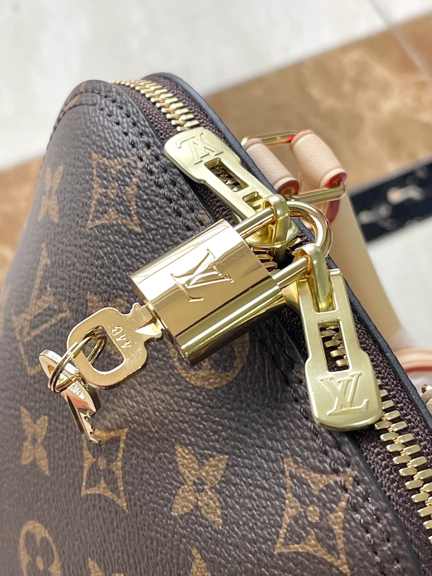 💰960 Top Original Order M47132 This Ama backpack debuts at the 2024 spring and summer women's wear show, adding a new fashionable piece to the Aima series. The classic Monogram canvas is paired with various Aima handbag elements, including smooth top handles, dazzling inscribed padlocks and key bags. Detachable shoulder strap provides various carrying options. Dimensions: 15 × 20 × 10 cm