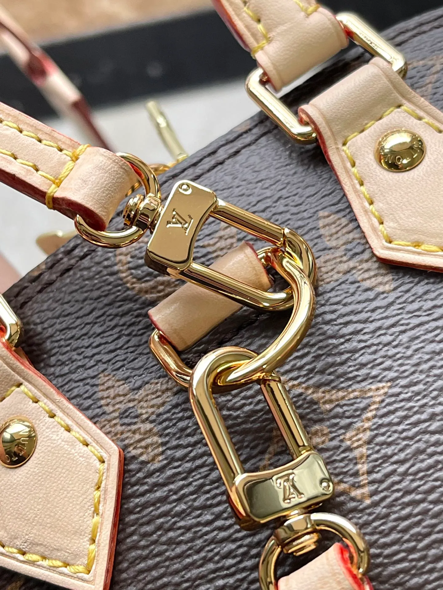 💰960 Top Original Order M47132 This Ama backpack debuts at the 2024 spring and summer women's wear show, adding a new fashionable piece to the Aima series. The classic Monogram canvas is paired with various Aima handbag elements, including smooth top handles, dazzling inscribed padlocks and key bags. Detachable shoulder strap provides various carrying options. Dimensions: 15 × 20 × 10 cm