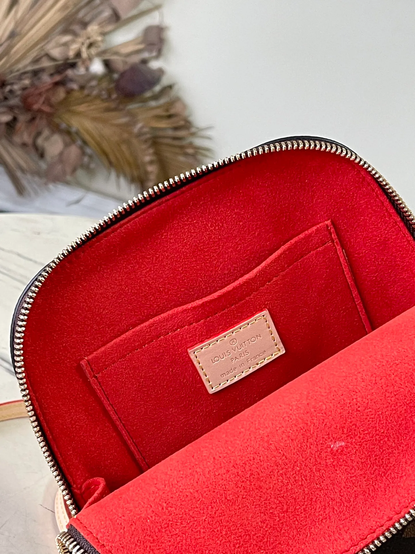 💰960 Top Original Order M47132 This Ama backpack debuts at the 2024 spring and summer women's wear show, adding a new fashionable piece to the Aima series. The classic Monogram canvas is paired with various Aima handbag elements, including smooth top handles, dazzling inscribed padlocks and key bags. Detachable shoulder strap provides various carrying options. Dimensions: 15 × 20 × 10 cm