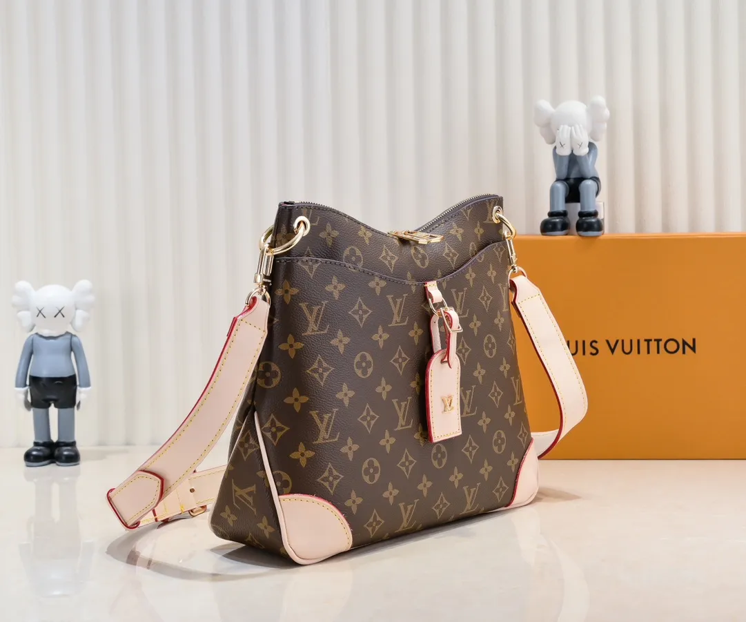 💰Large yellow leather 200 Small yellow leather 320💰Upgraded original version M45353 M45354 M45355 A new Odeon medium and small handbag is launched in the autumn and winter of 2020, using Monogram canvas and reinforced leather corners to convey a retro feel. The adjustable shoulder strap makes it easy to carry on the shoulder or across the body, and the zipper allows easy access to your belongings. Monogram coated canvas Semi-distressed vegetable tanned leather Natural cowhide and colorful cowhide trim Fabric lining Metal hardware Leather corners Shoulder strap loops Double zip closure External patch pocket with magnetic closure