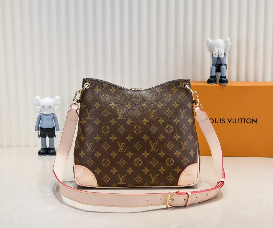 💰Large yellow leather 200 Small yellow leather 320💰Upgraded original version M45353 M45354 M45355 A new Odeon medium and small handbag is launched in the autumn and winter of 2020, using Monogram canvas and reinforced leather corners to convey a retro feel. The adjustable shoulder strap makes it easy to carry on the shoulder or across the body, and the zipper allows easy access to your belongings. Monogram coated canvas Semi-distressed vegetable tanned leather Natural cowhide and colorful cowhide trim Fabric lining Metal hardware Leather corners Shoulder strap loops Double zip closure External patch pocket with magnetic closure