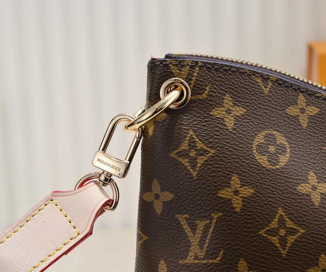💰Large yellow leather 200 Small yellow leather 320💰Upgraded original version M45353 M45354 M45355 A new Odeon medium and small handbag is launched in the autumn and winter of 2020, using Monogram canvas and reinforced leather corners to convey a retro feel. The adjustable shoulder strap makes it easy to carry on the shoulder or across the body, and the zipper allows easy access to your belongings. Monogram coated canvas Semi-distressed vegetable tanned leather Natural cowhide and colorful cowhide trim Fabric lining Metal hardware Leather corners Shoulder strap loops Double zip closure External patch pocket with magnetic closure