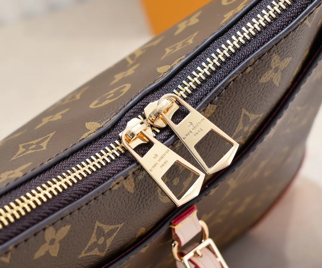 💰Large yellow leather 200 Small yellow leather 320💰Upgraded original version M45353 M45354 M45355 A new Odeon medium and small handbag is launched in the autumn and winter of 2020, using Monogram canvas and reinforced leather corners to convey a retro feel. The adjustable shoulder strap makes it easy to carry on the shoulder or across the body, and the zipper allows easy access to your belongings. Monogram coated canvas Semi-distressed vegetable tanned leather Natural cowhide and colorful cowhide trim Fabric lining Metal hardware Leather corners Shoulder strap loops Double zip closure External patch pocket with magnetic closure