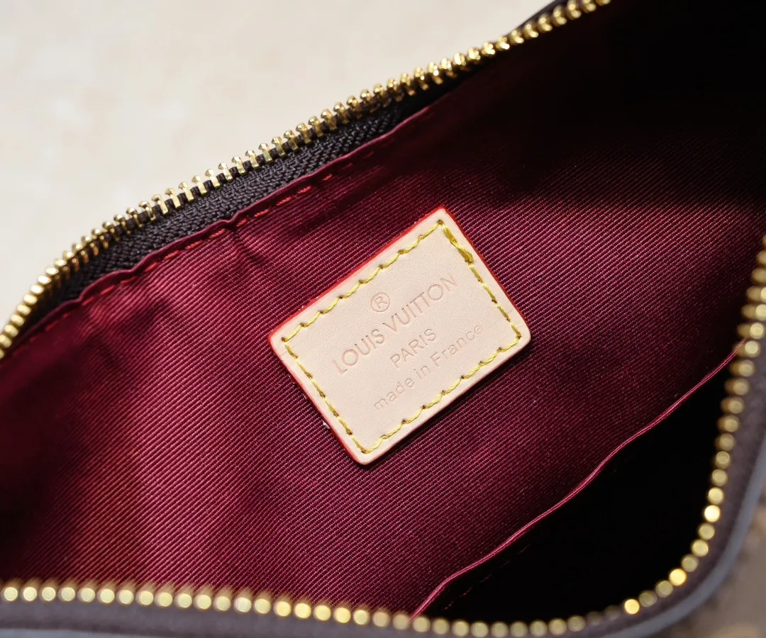 💰Large yellow leather 200 Small yellow leather 320💰Upgraded original version M45353 M45354 M45355 A new Odeon medium and small handbag is launched in the autumn and winter of 2020, using Monogram canvas and reinforced leather corners to convey a retro feel. The adjustable shoulder strap makes it easy to carry on the shoulder or across the body, and the zipper allows easy access to your belongings. Monogram coated canvas Semi-distressed vegetable tanned leather Natural cowhide and colorful cowhide trim Fabric lining Metal hardware Leather corners Shoulder strap loops Double zip closure External patch pocket with magnetic closure