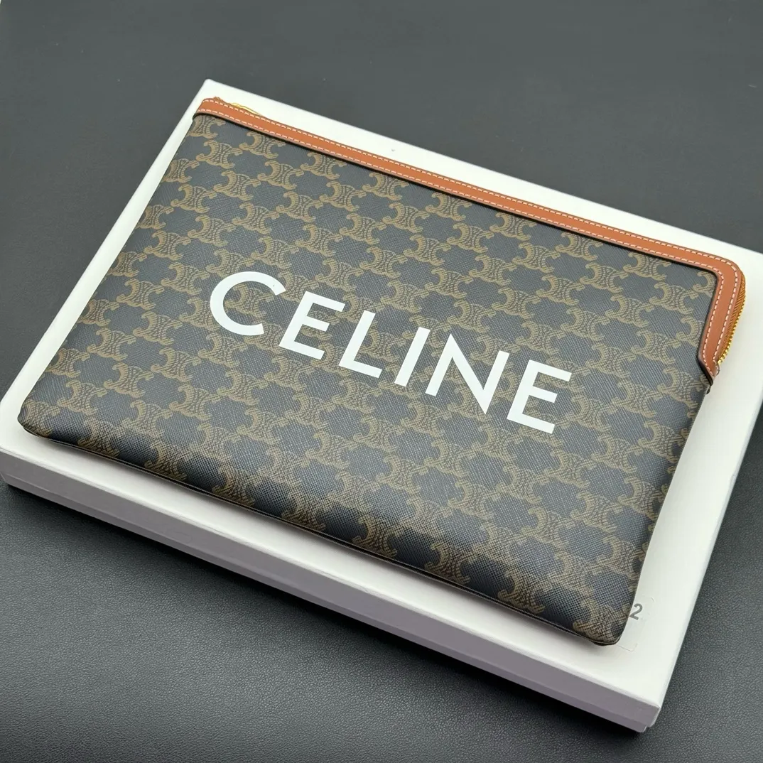 💰190 💎Upgraded original version with box # Celin.e New MAILLON TRIOMPHE large clutch bag Calfskin edge Fabric fabric Lined portable zipper lock 1 main compartment Fashion blogger outfit sharing No deformation when you handle it Super easy to use Love it Style number: S10B802 Large Size: 34X 23
