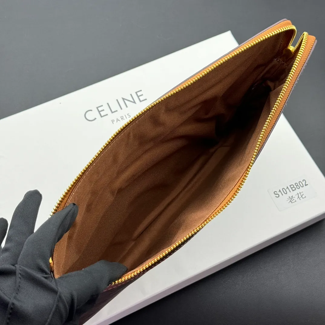 💰190 💎Upgraded original version with box # Celin.e New MAILLON TRIOMPHE large clutch bag Calfskin edge Fabric fabric Lined portable zipper lock 1 main compartment Fashion blogger outfit sharing No deformation when you handle it Super easy to use Love it Style number: S10B802 Large Size: 34X 23