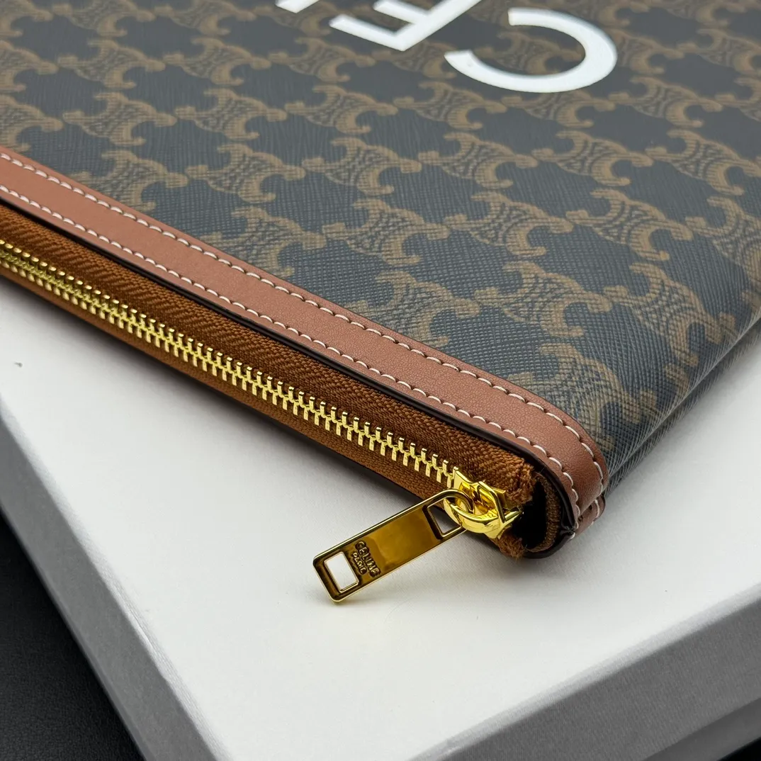 💰190 💎Upgraded original version with box # Celin.e New MAILLON TRIOMPHE large clutch bag Calfskin edge Fabric fabric Lined portable zipper lock 1 main compartment Fashion blogger outfit sharing No deformation when you handle it Super easy to use Love it Style number: S10B802 Large Size: 34X 23