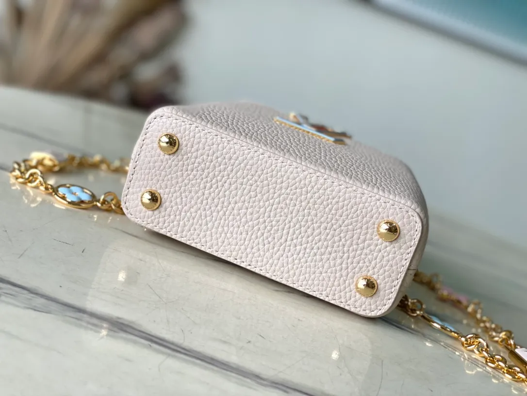💰2000 (Special Original Leather) M23952 nano This Capucines nano handbag comes from the Lovelock Chain series. The Taurillon leather bag has a dotted rope that looks like a jewelry chain, with a padlock and pastel enamel Monogram flowers, echoing the dual tones of the leather. The detachable chain and top handle provide more carrying options, and the inner pocket is equipped with a small mirror for easy touch-ups at any time. Dimensions: 16.3 × 11 × 6.5 cm