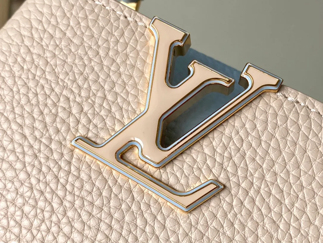 💰2000 (Special Original Leather) M23952 nano This Capucines nano handbag comes from the Lovelock Chain series. The Taurillon leather bag has a dotted rope that looks like a jewelry chain, with a padlock and pastel enamel Monogram flowers, echoing the dual tones of the leather. The detachable chain and top handle provide more carrying options, and the inner pocket is equipped with a small mirror for easy touch-ups at any time. Dimensions: 16.3 × 11 × 6.5 cm