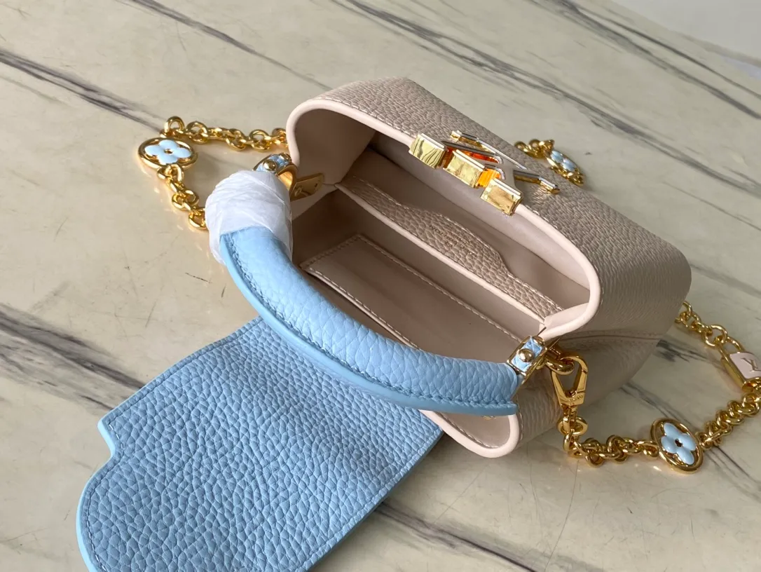 💰2000 (Special Original Leather) M23952 nano This Capucines nano handbag comes from the Lovelock Chain series. The Taurillon leather bag has a dotted rope that looks like a jewelry chain, with a padlock and pastel enamel Monogram flowers, echoing the dual tones of the leather. The detachable chain and top handle provide more carrying options, and the inner pocket is equipped with a small mirror for easy touch-ups at any time. Dimensions: 16.3 × 11 × 6.5 cm